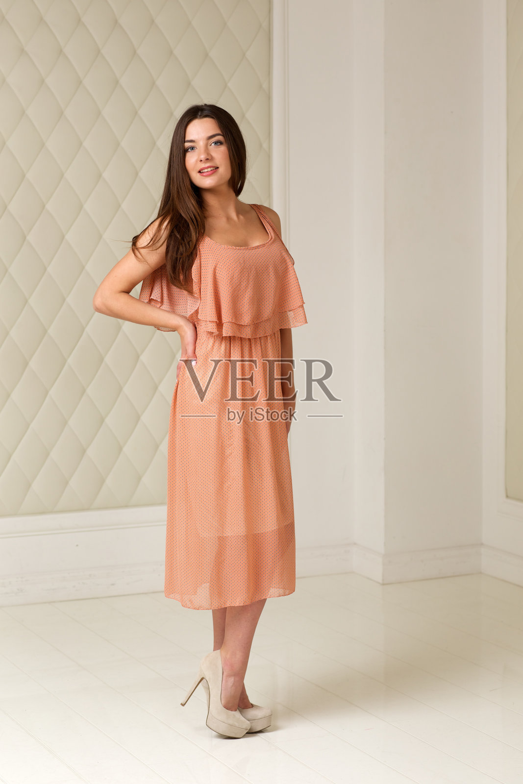 漂亮的黑发女孩，长头发。照片摄影图片