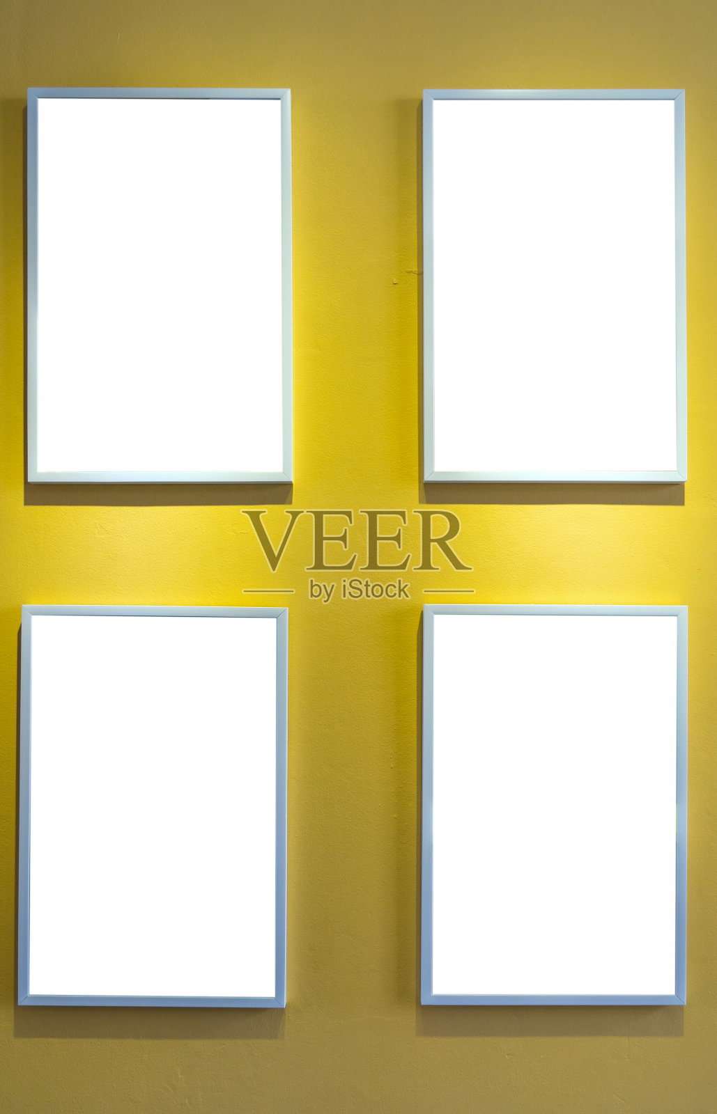 黄色背景墙上的相框，室内画廊照片摄影图片