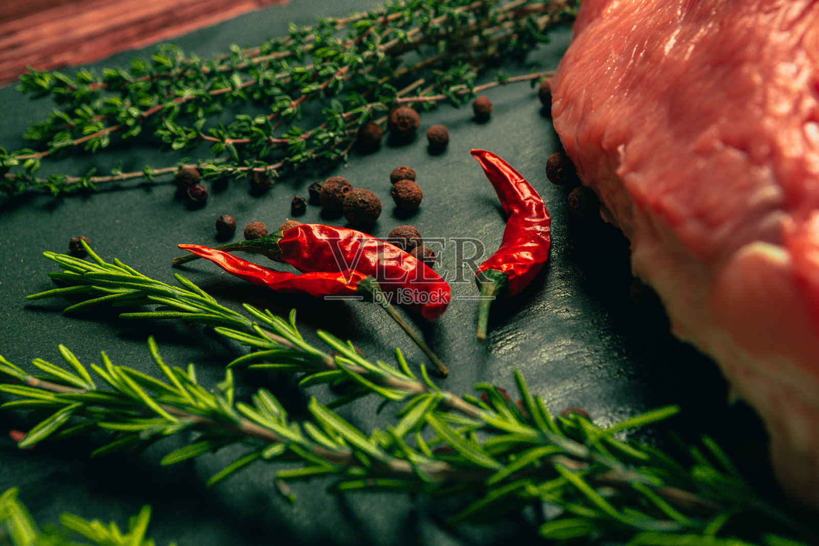 生猪肉与香料石板石厨房板照片摄影图片