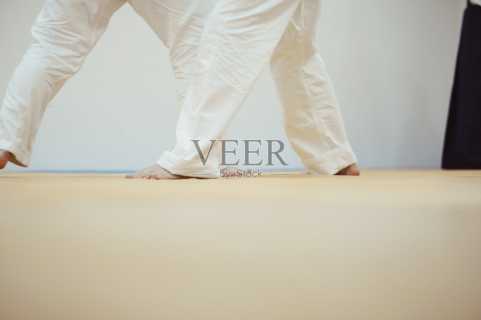 在战斗中踩在垫子上照片摄影图片