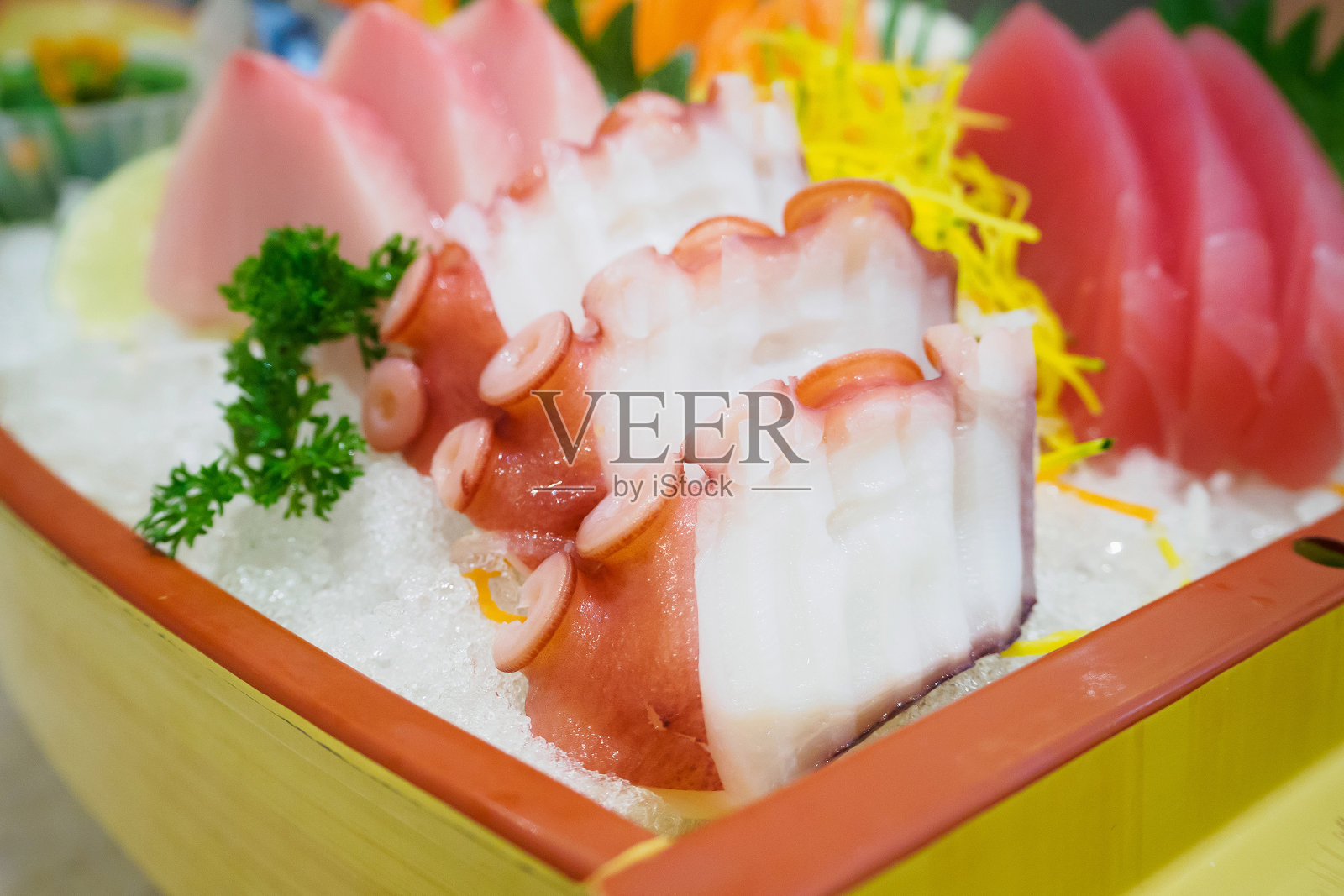 冰块上的新鲜生鱼片照片摄影图片