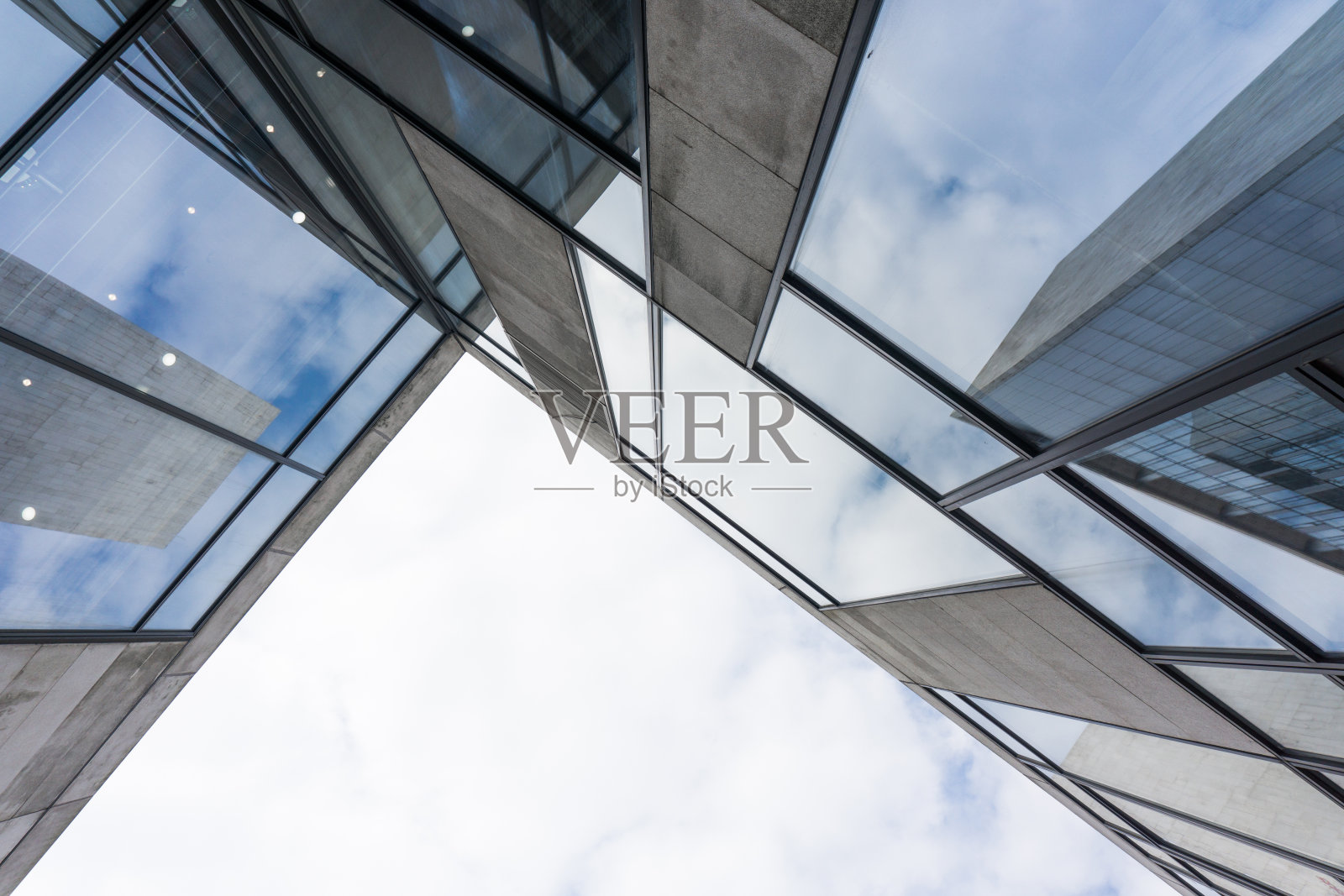 城市摩天大楼，蓝天和白云。照片摄影图片