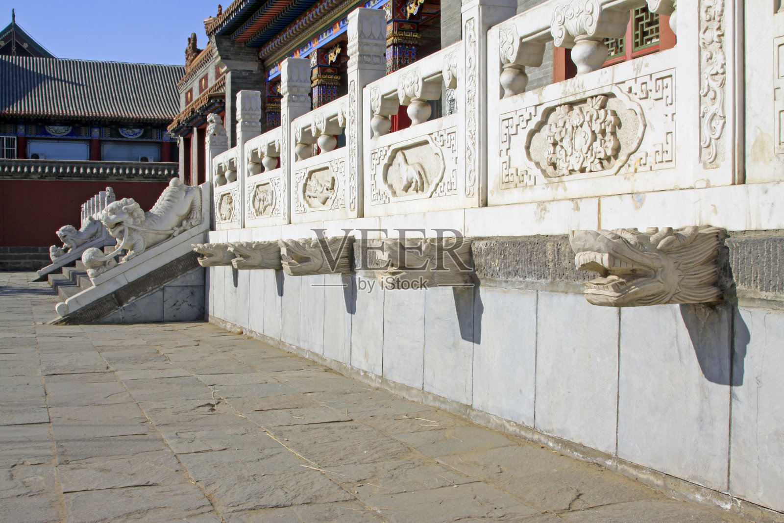 白色大理石栏杆上雕刻的庙宇作品，特写照片照片摄影图片