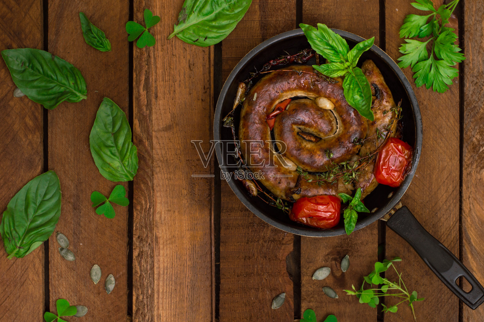 用百里香煎锅自制猪肉香肠。乡村木制背景。特写镜头。俯视图照片摄影图片