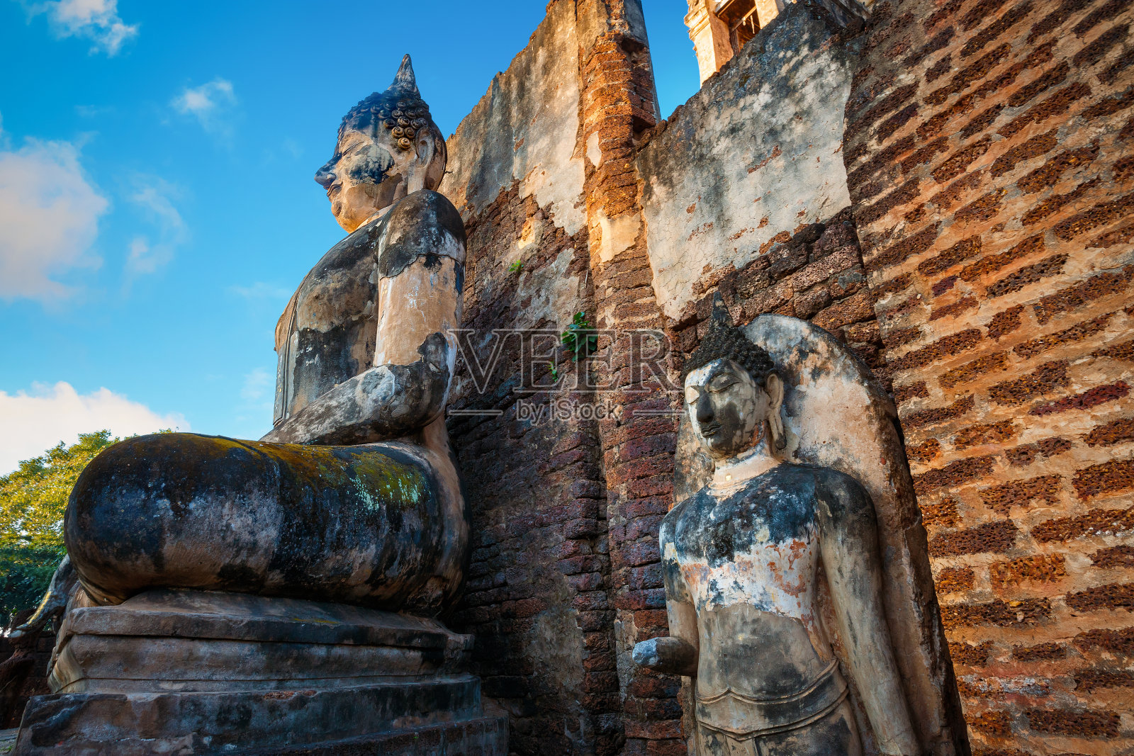 泰国西萨查纳莱历史公园(联合国教科文组织世界遗产)内的西拉塔那马哈塔寺照片摄影图片