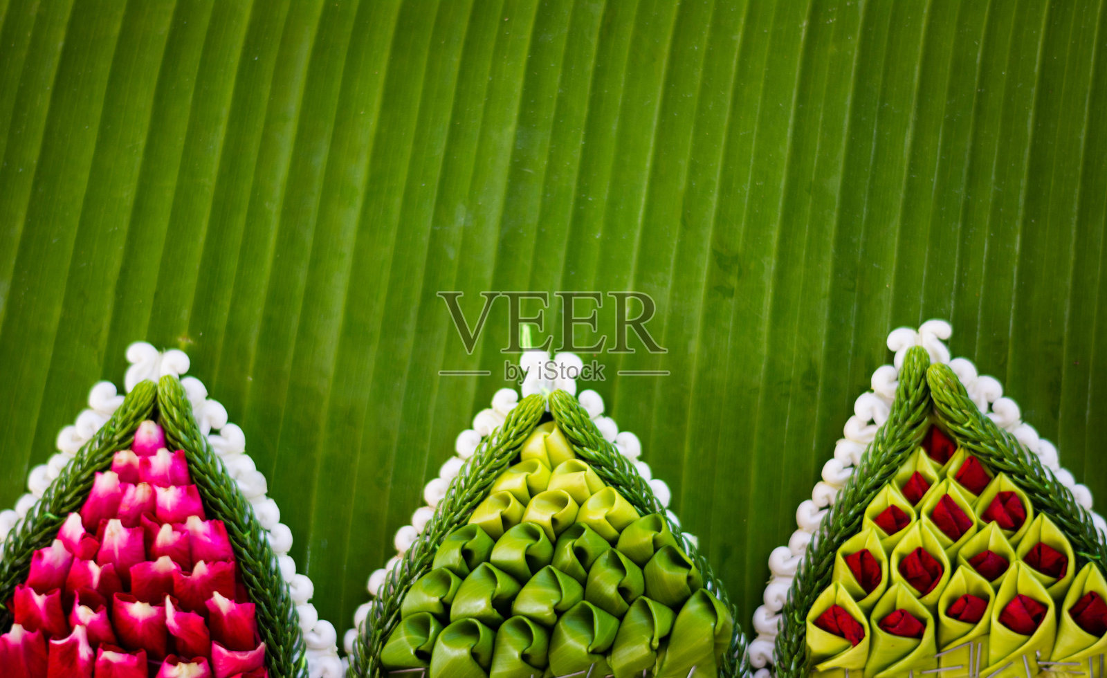 由香蕉叶制成的浮篮图案，用于泰国著名的河神崇拜仪式照片摄影图片