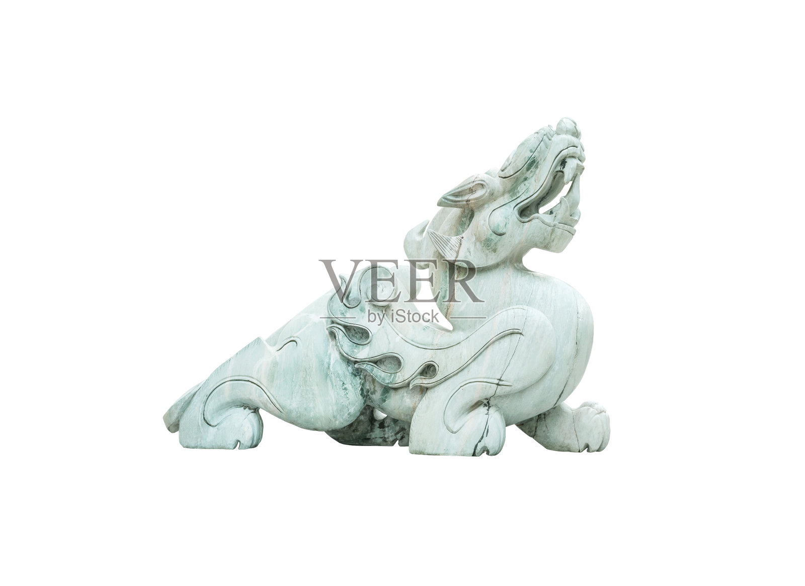 特写古老的绿色玉狮子雕像好运门前在泰国寺庙孤立的白色背景与修剪路径照片摄影图片