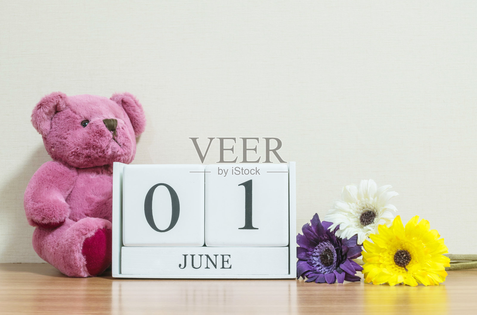 特写面白色木质日历与黑色6月1日字在棕色木质书桌和奶油色壁纸房间纹理背景与复制空间，选择性的焦点在日历照片摄影图片