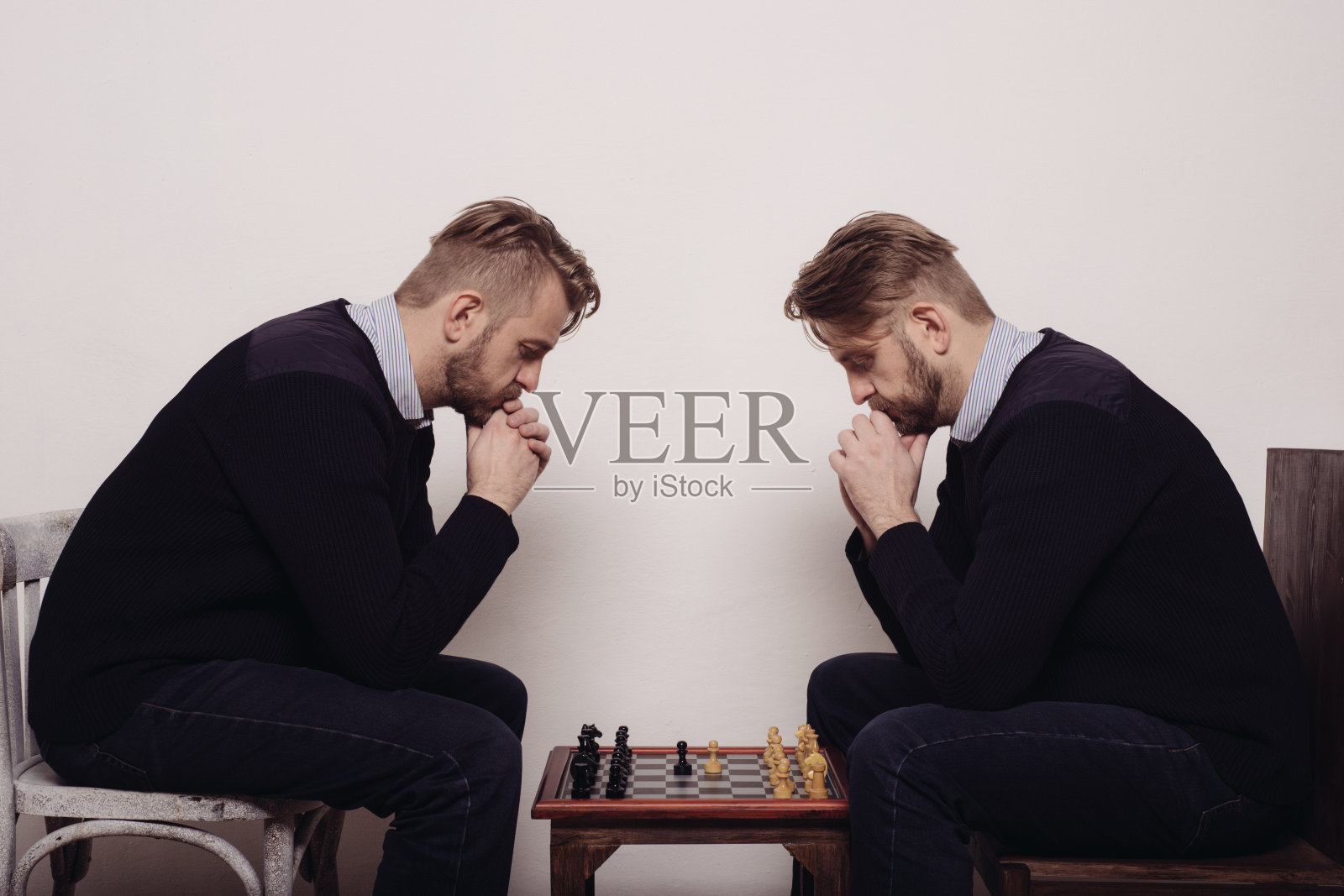 人在和自己下棋照片摄影图片