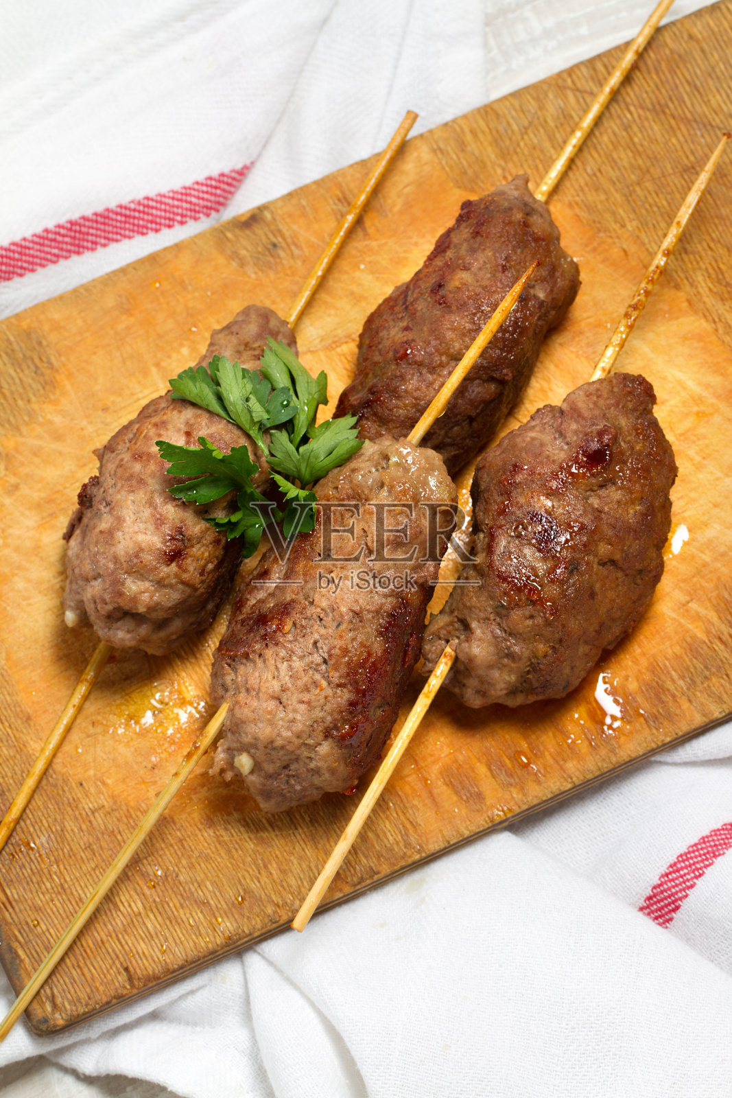 在木板上烤兔肉串照片摄影图片