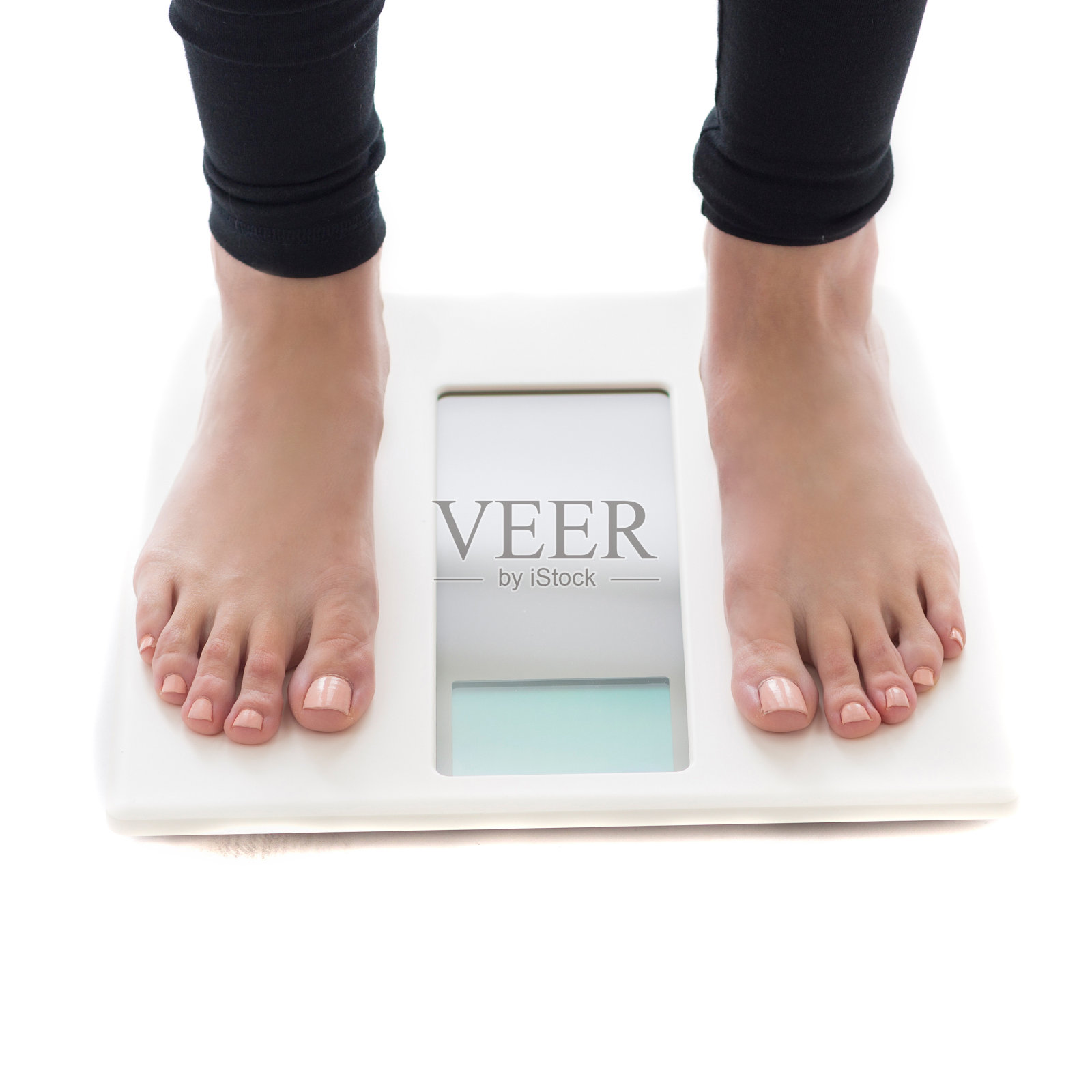 一个女人站在浴室秤上的脚照片摄影图片