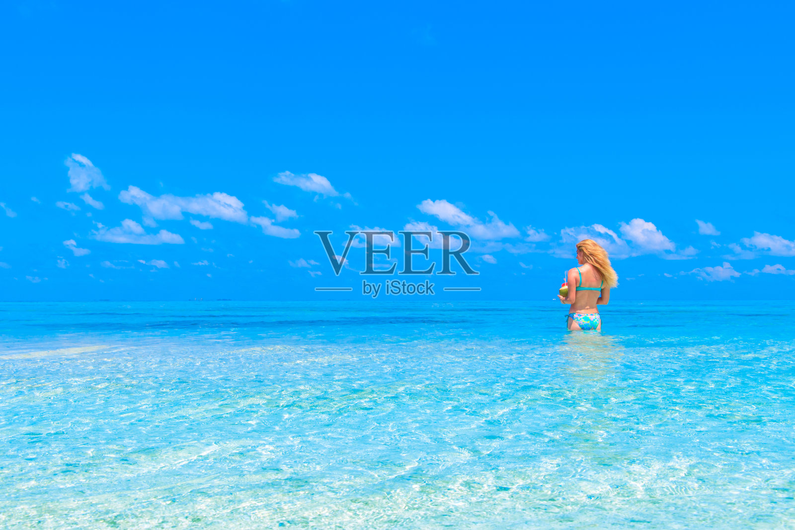 美丽的年轻女孩在度假照片摄影图片