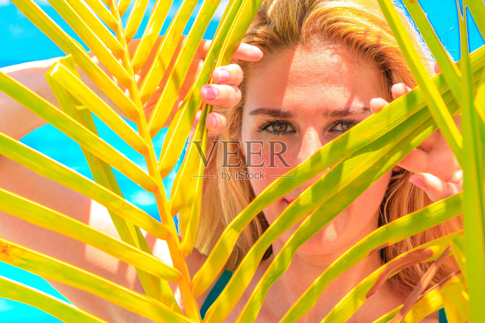 美丽的年轻女孩在度假照片摄影图片