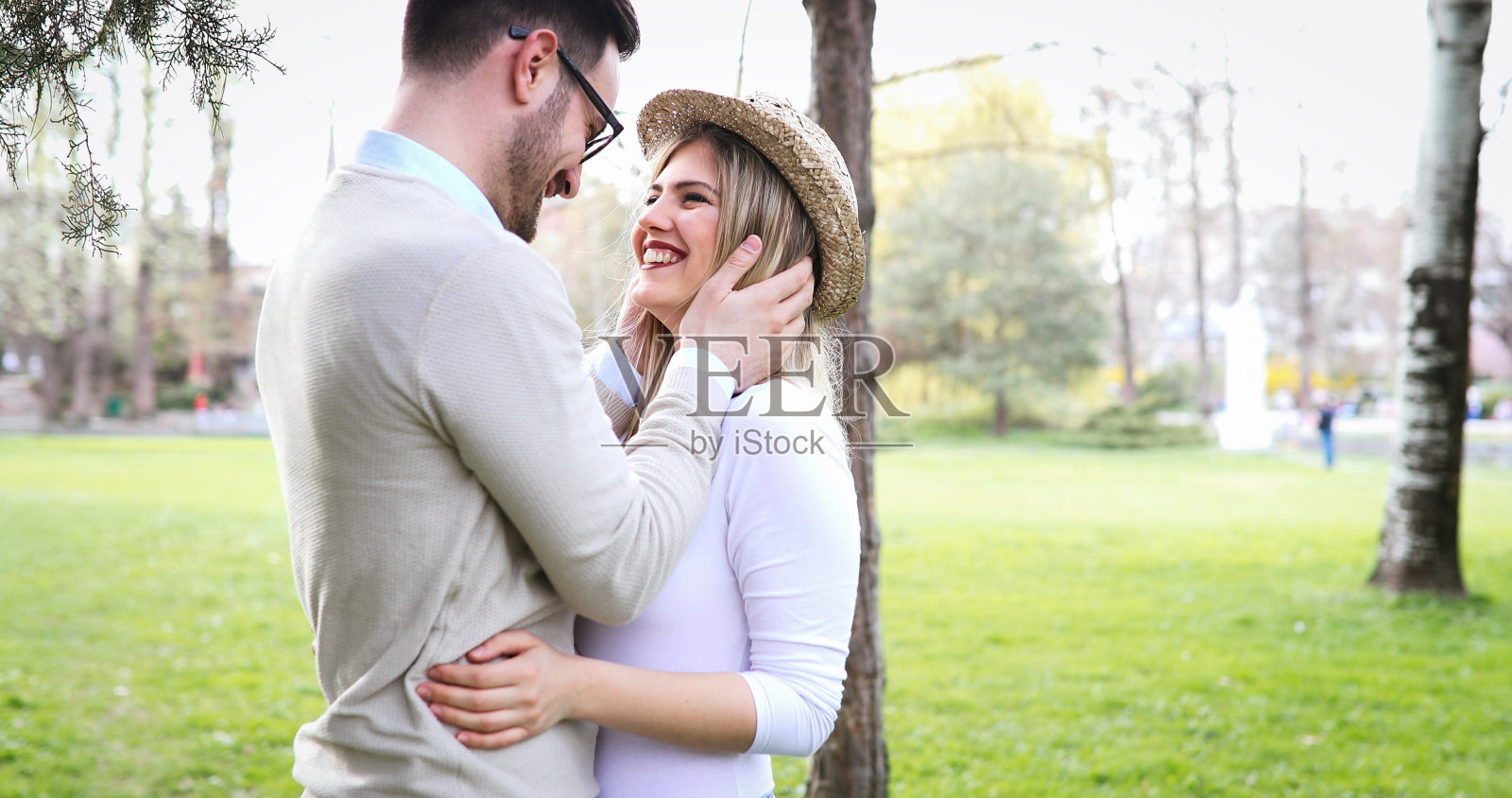 一对幸福的情侣在公园散步照片摄影图片