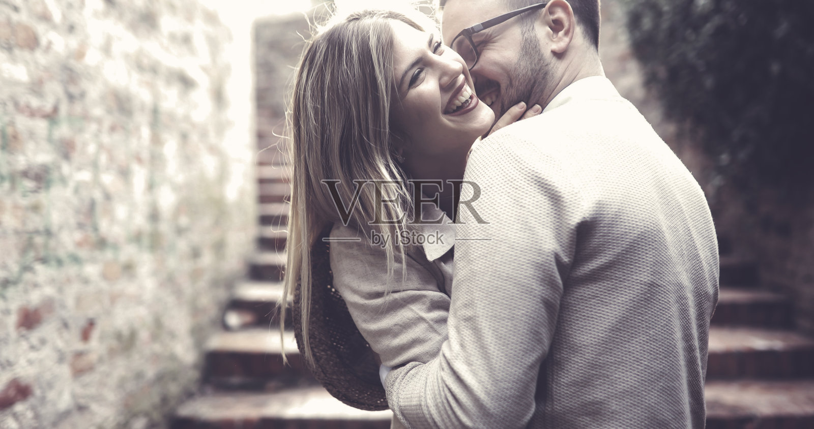 年轻幸福的夫妇正在外面享受照片摄影图片