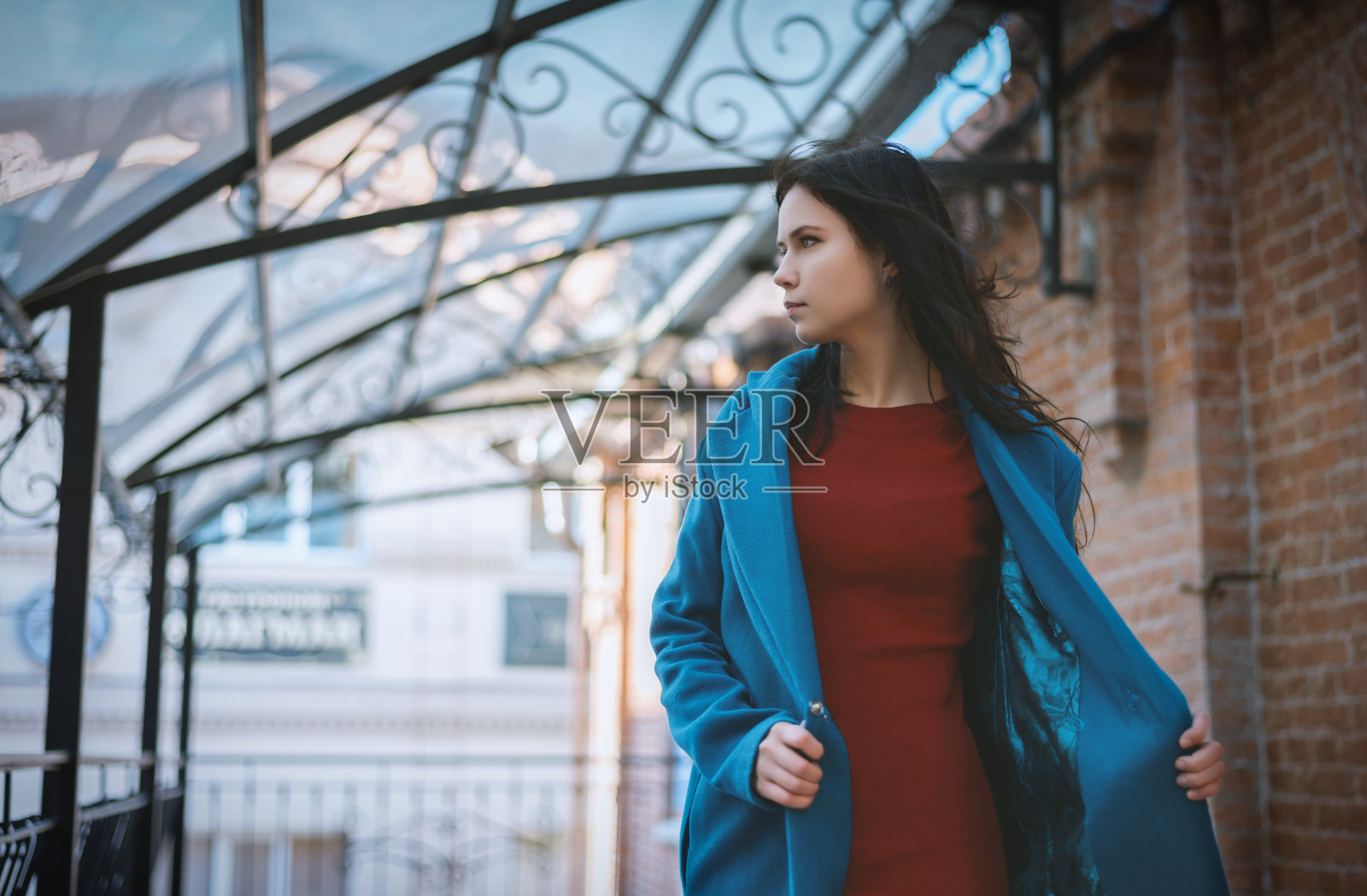 穿着大衣的年轻女子。照片摄影图片