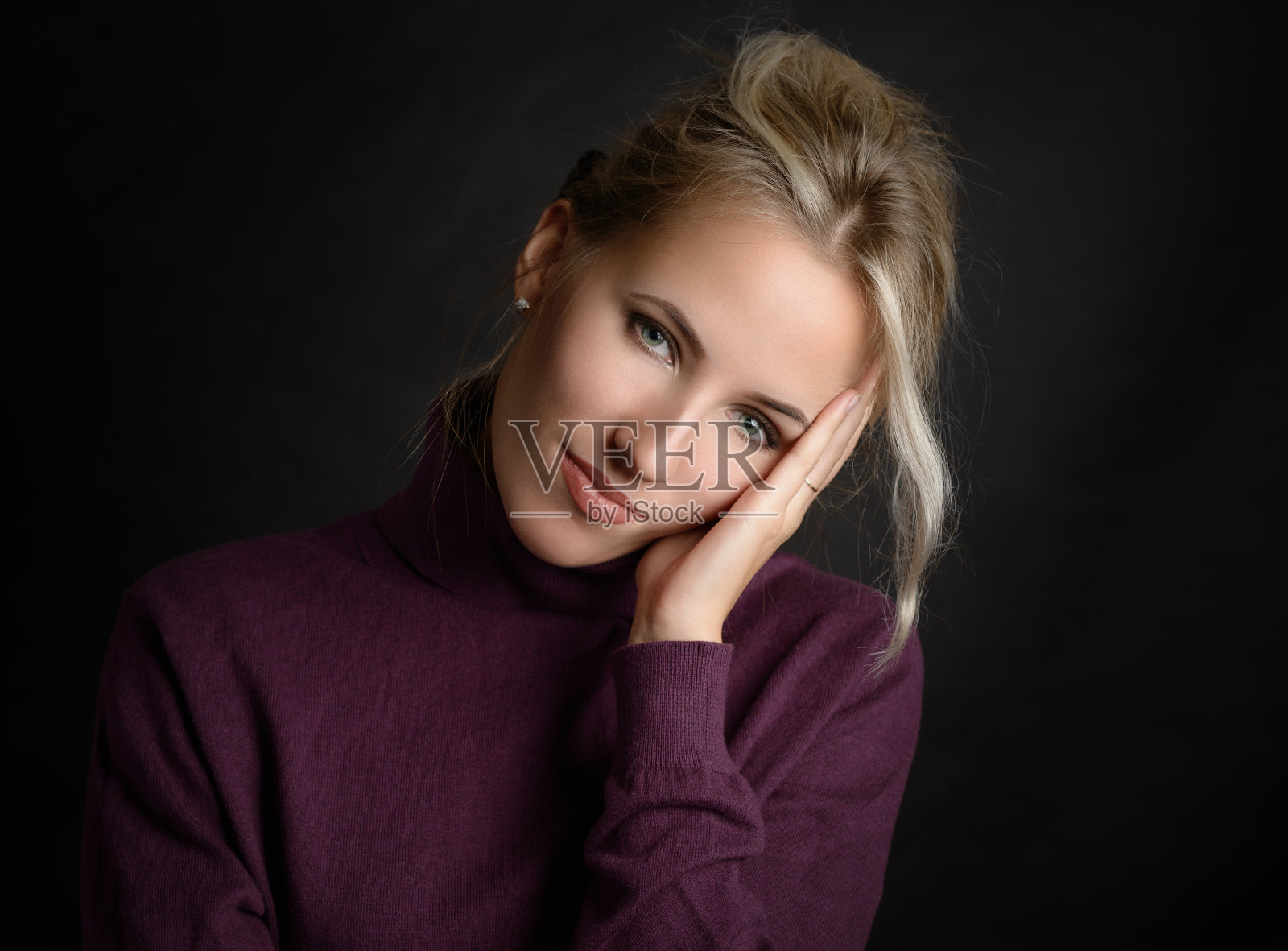 绿色眼睛的女人的肖像。照片摄影图片