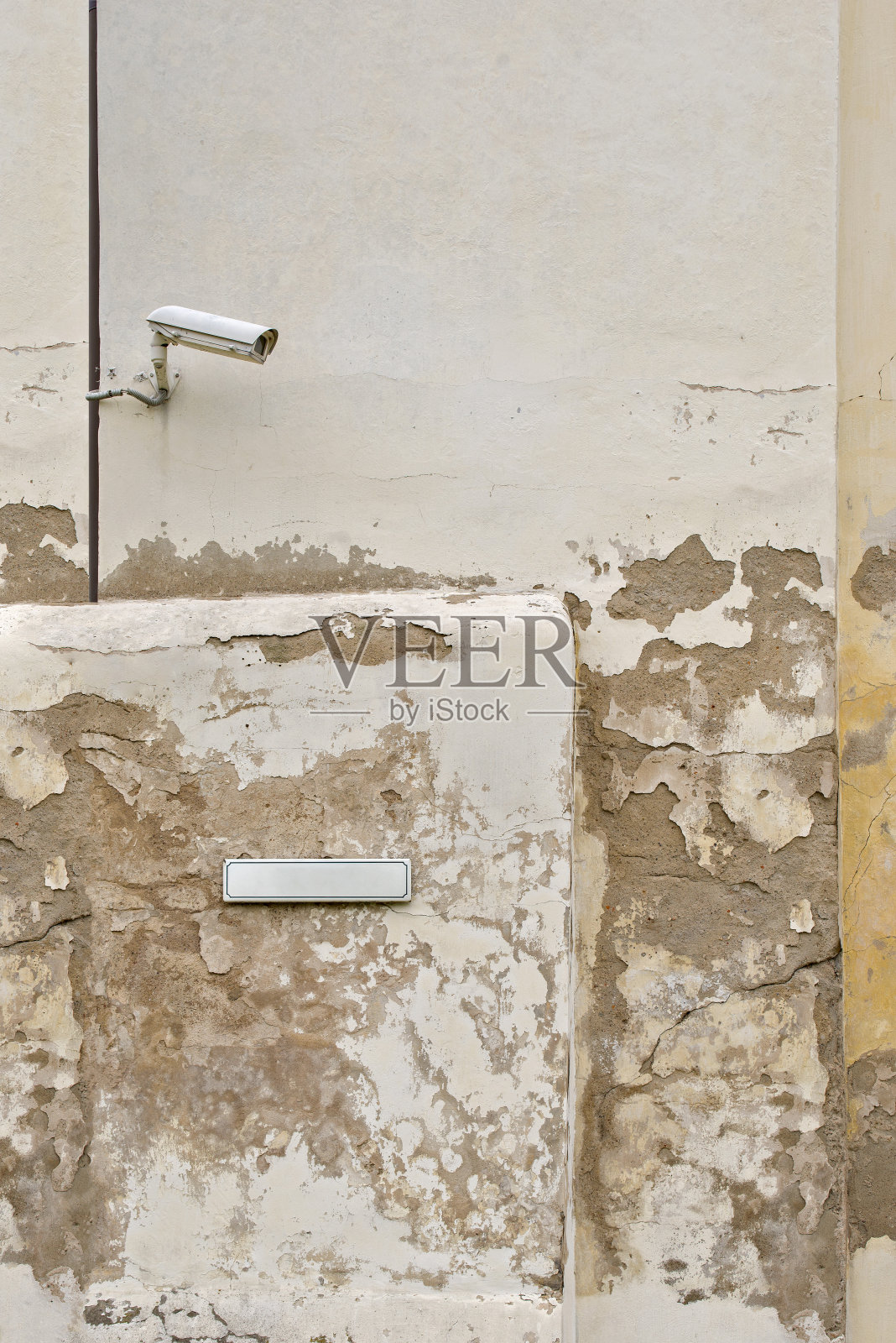 监控摄像头，闭路电视还有墙上写着街名的金属板照片摄影图片