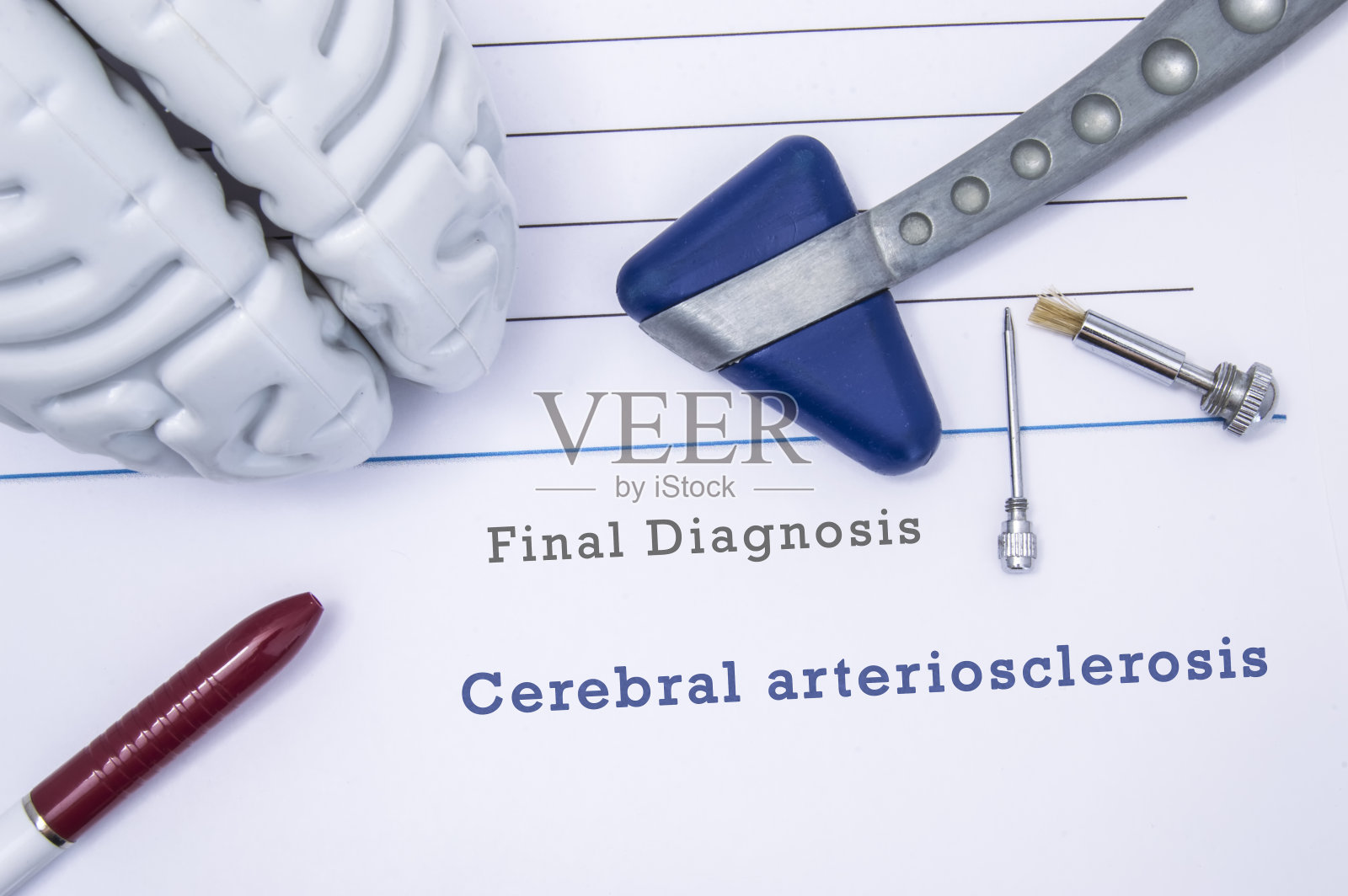 用人脑的图形、神经反射锤、神经针、测试灵敏度的笔刷和圆珠笔打印诊断脑动脉硬化的医疗表格照片摄影图片