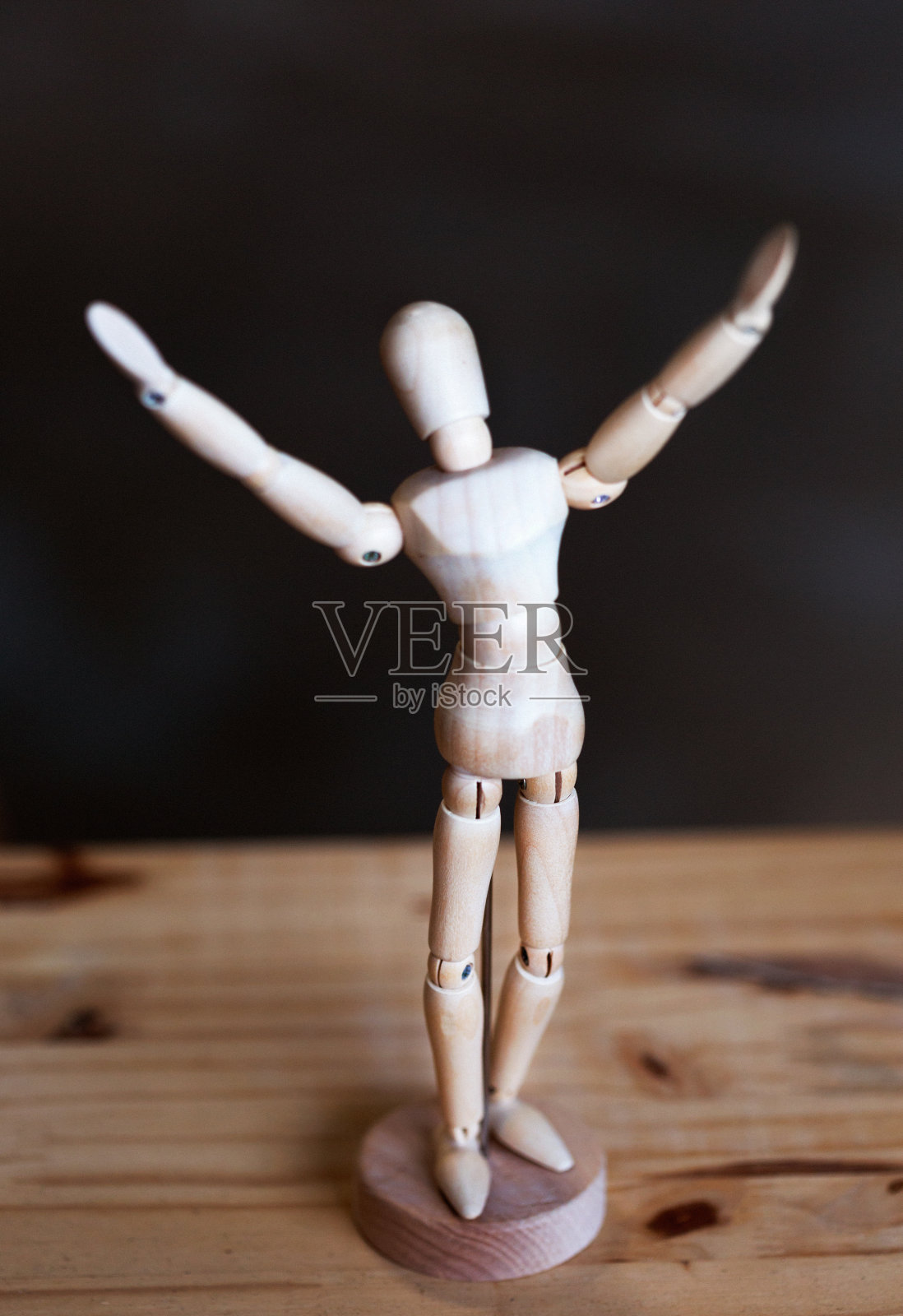 一个双手举起敬拜的木制人体模型照片摄影图片