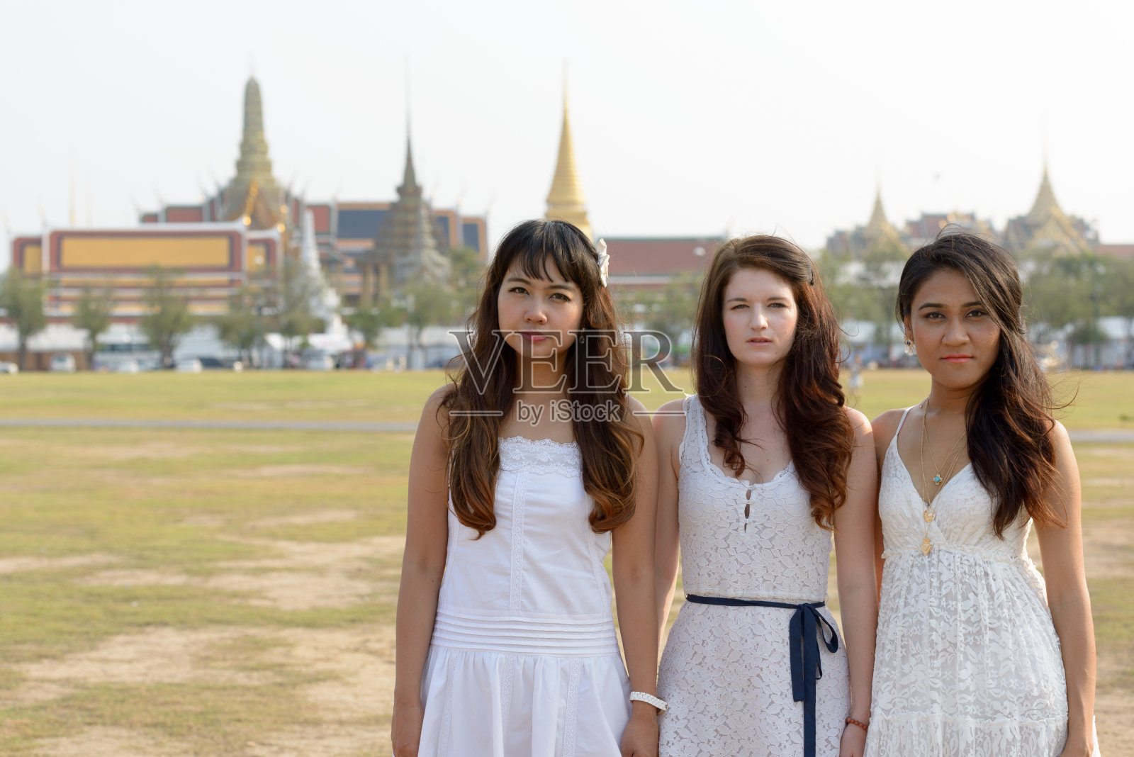 一群多民族的朋友一起在泰国曼谷市闲逛照片摄影图片