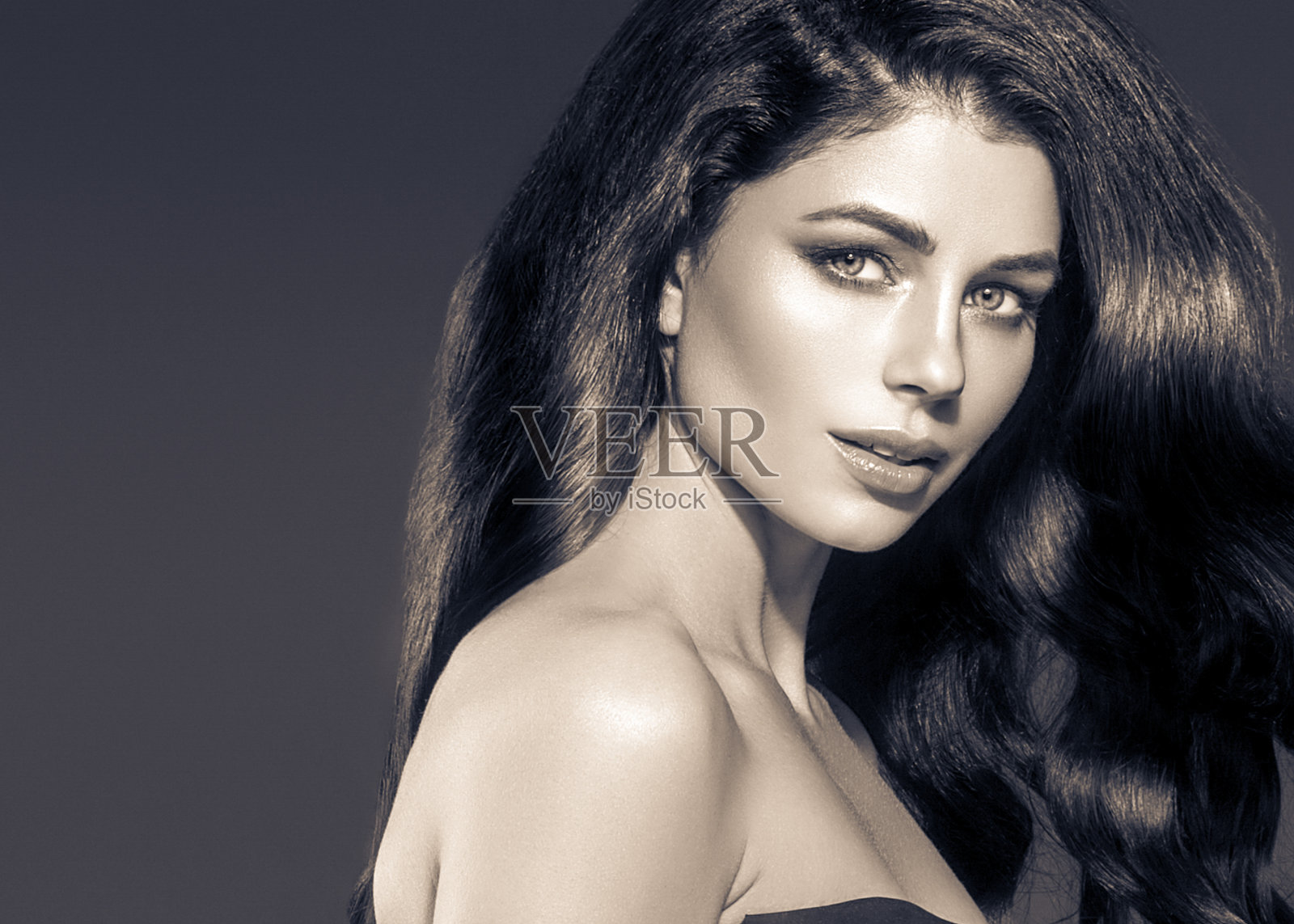 黑色的头发的女人。美丽的黑发发型时尚肖像与美丽的长黑发在黑色的背景黑色和白色。照片摄影图片