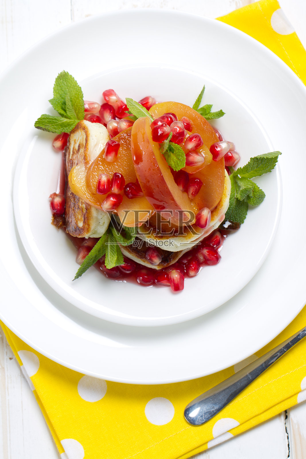 白软干酪和香草煎饼配苹果蜜饯，石榴石榴汁和薄荷照片摄影图片