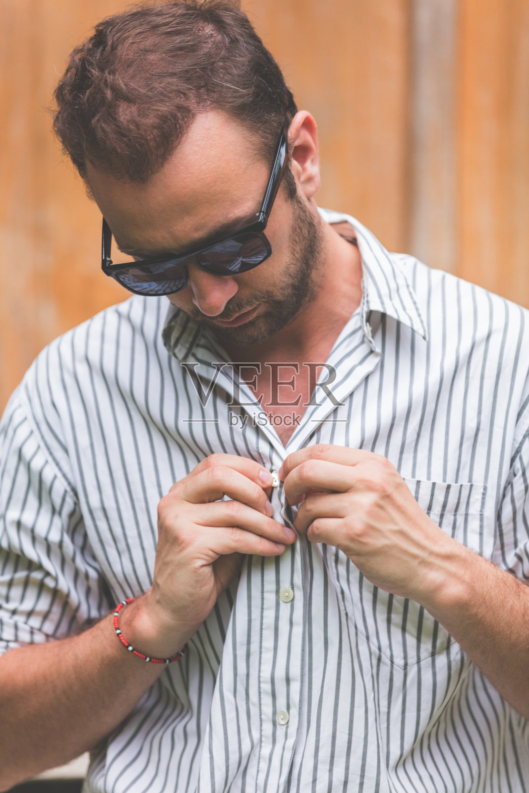 英俊的年轻人在镜头前摆姿势。照片摄影图片