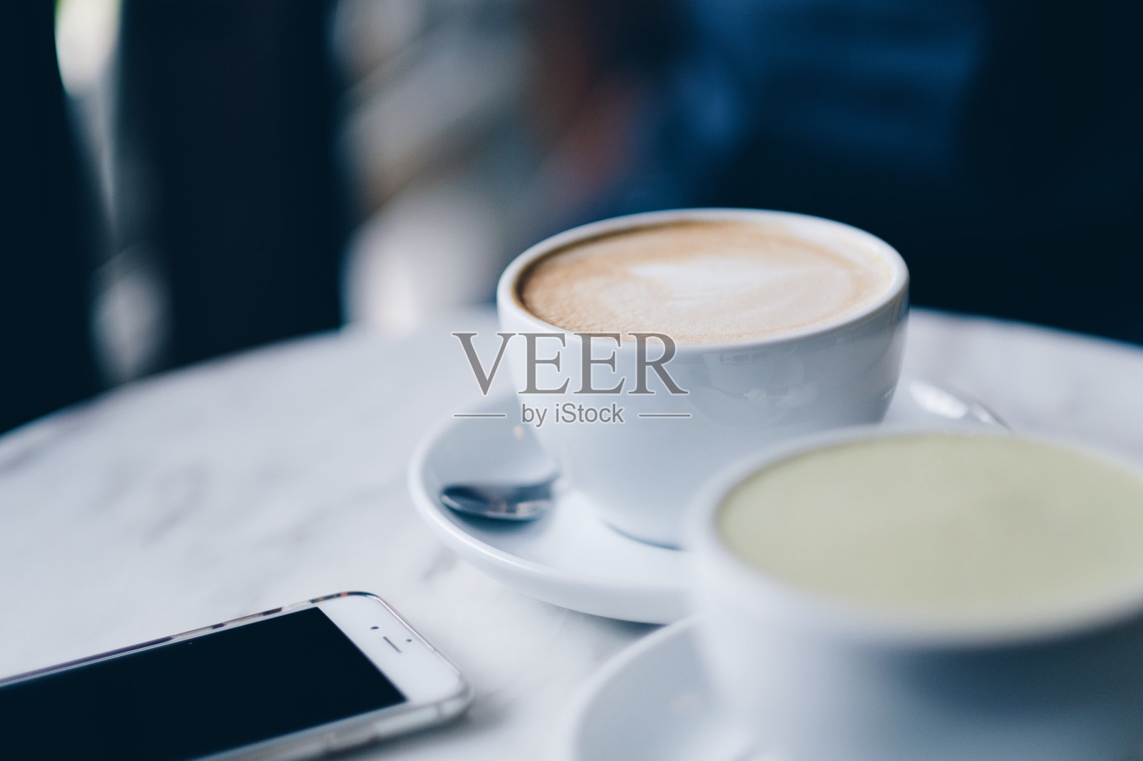 桌子上的咖啡杯的特写照片摄影图片