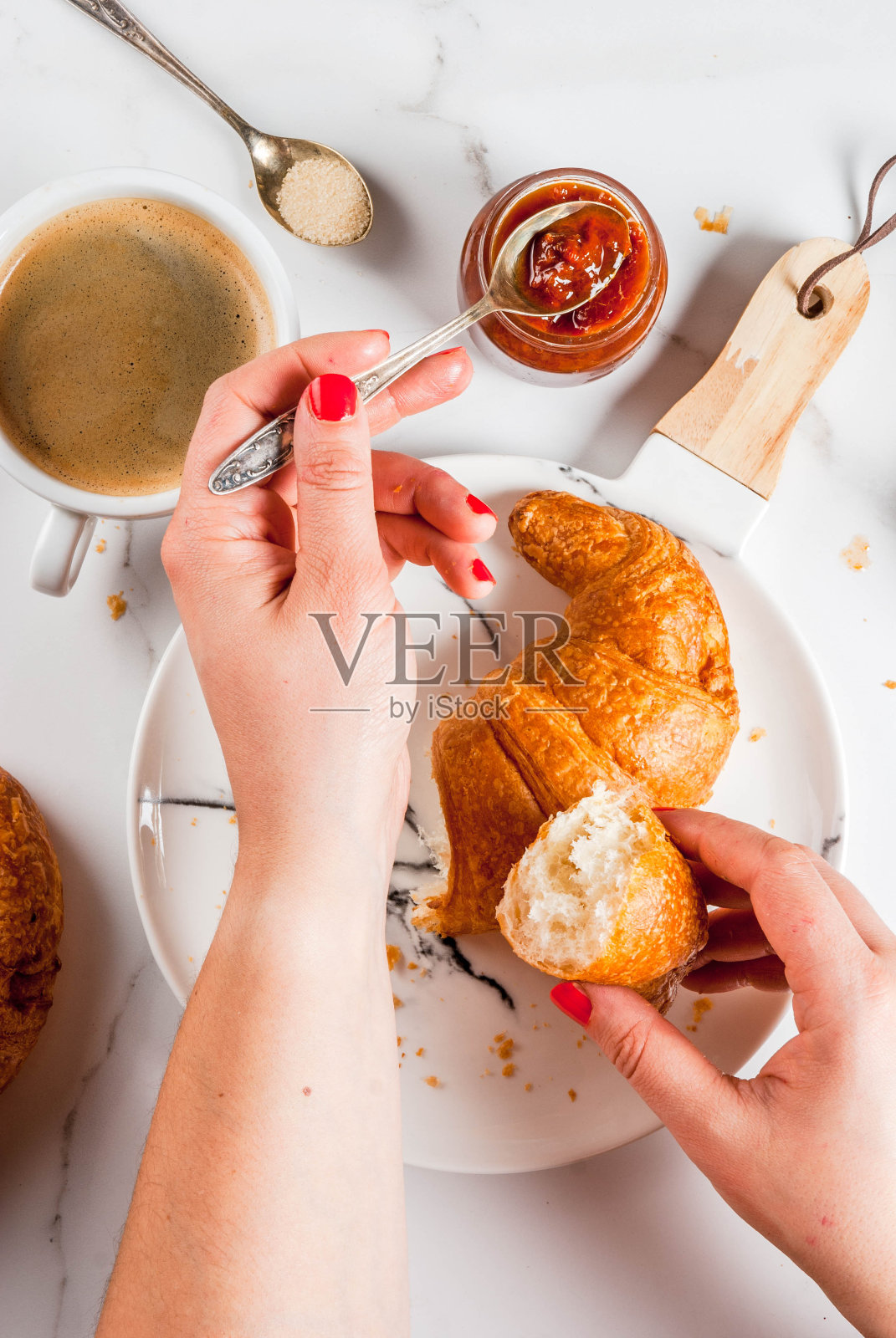 羊角面包和咖啡照片摄影图片