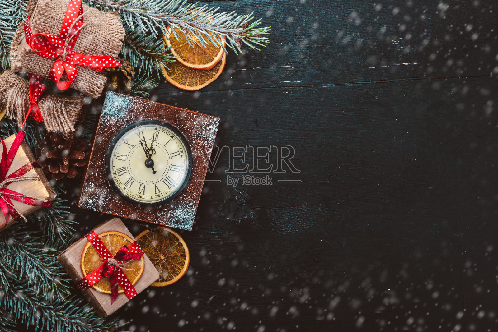 时钟。圣诞木制背景。新年假期。圣诞节的动机。在木制的表面上。前视图。为你的文本留出空间。照片摄影图片