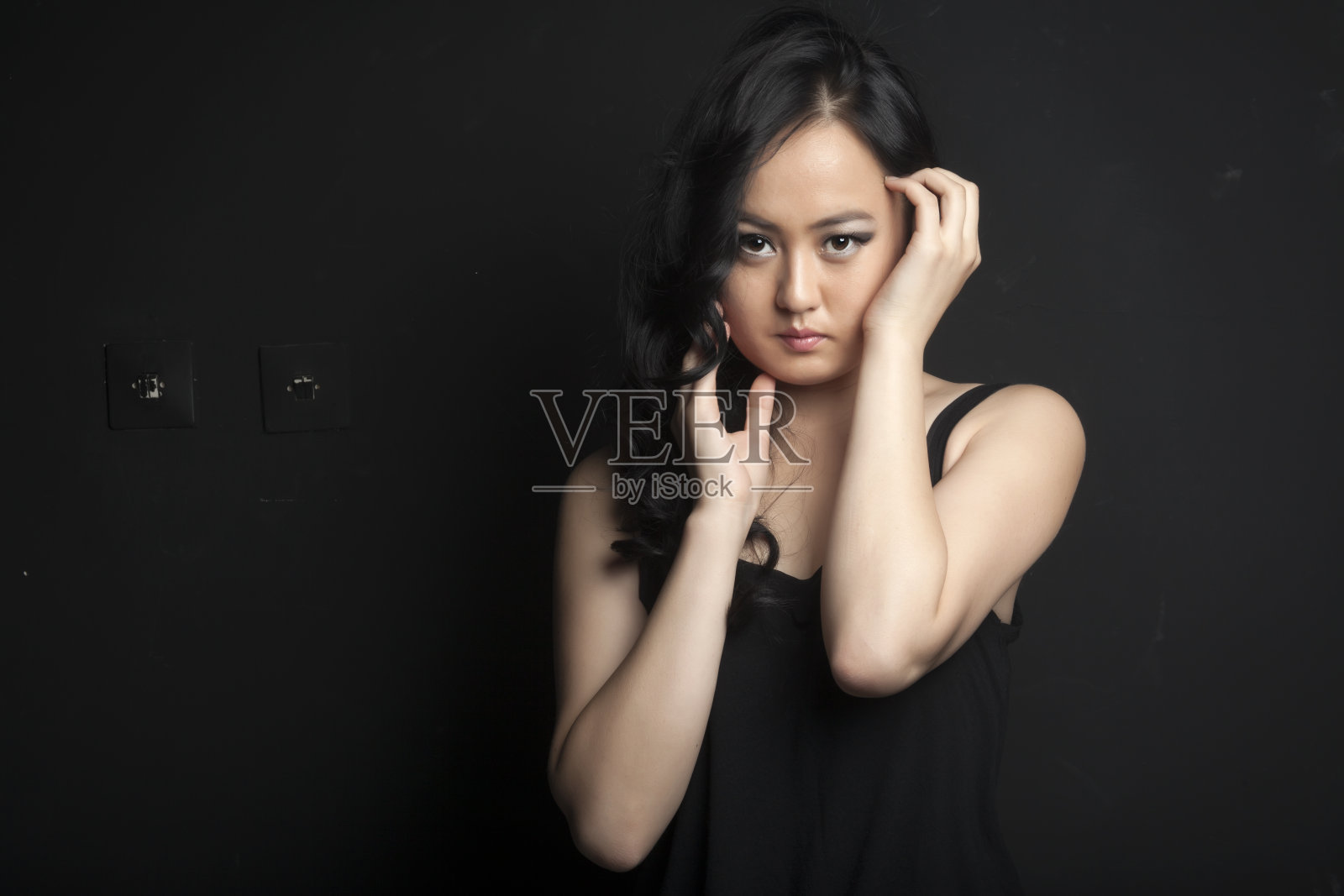 工作室里的亚洲女性照片摄影图片