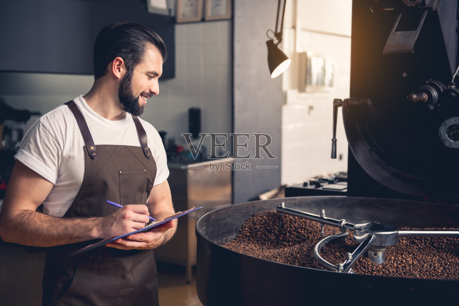 一个外向的男人在注意准备咖啡颗粒照片摄影图片