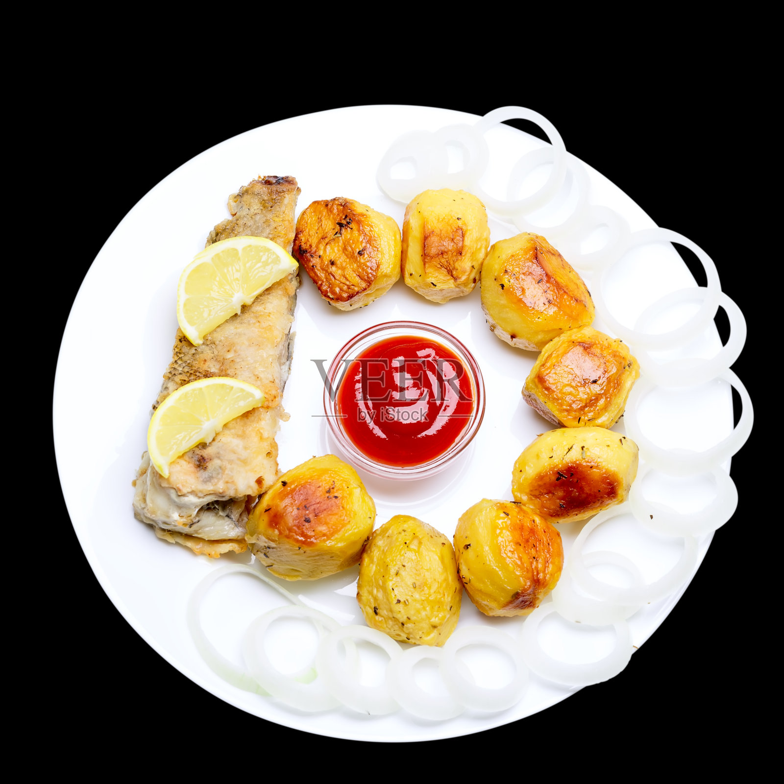 炸鱼配土豆、洋葱碎和番茄酱照片摄影图片