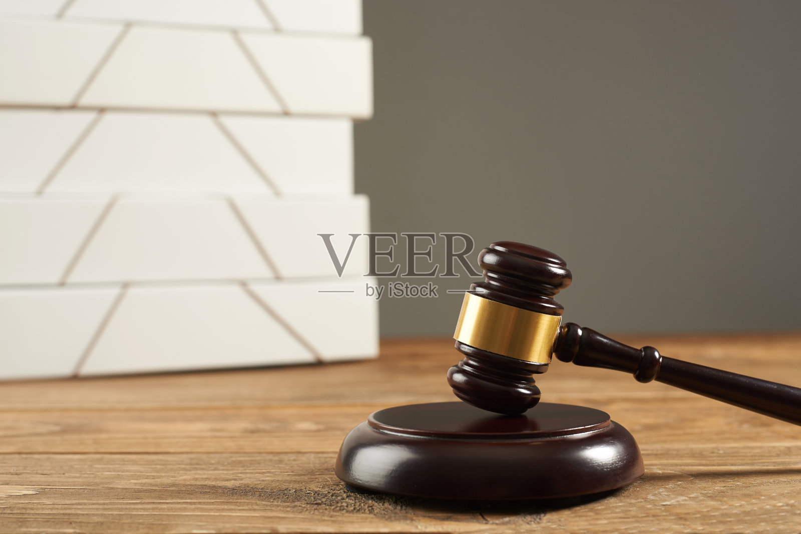 木桌上的法槌和文件夹照片摄影图片