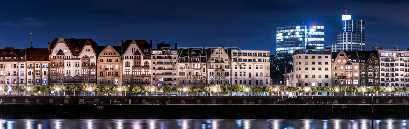美丽的杜塞尔多夫和老城区的夜景照片摄影图片