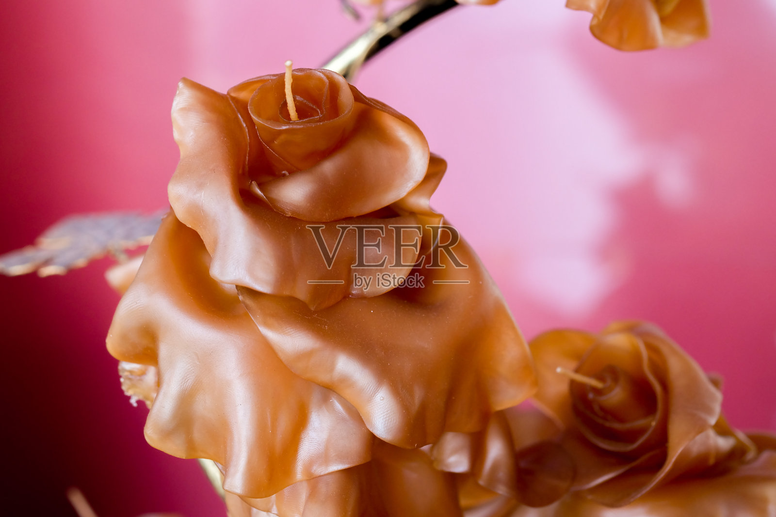 由于房间里的热量，蜡烛融化了。照片摄影图片