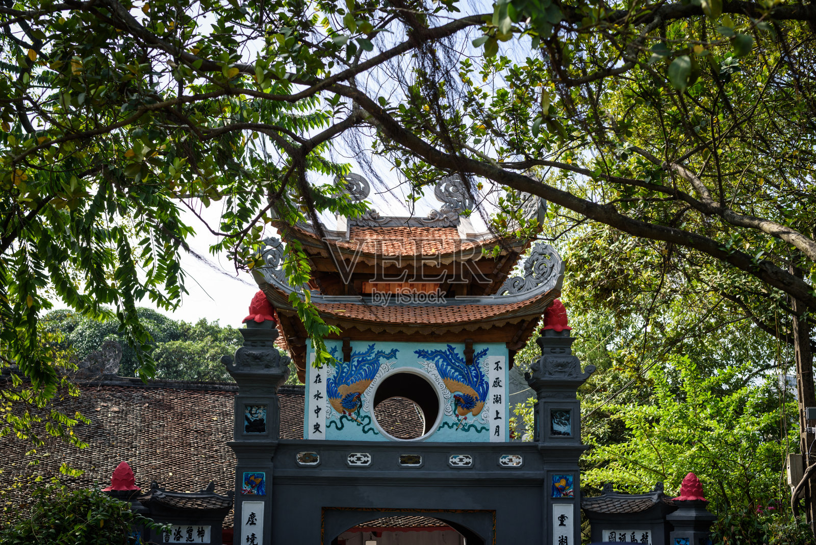 越南河内还剑湖上的玉山寺照片摄影图片