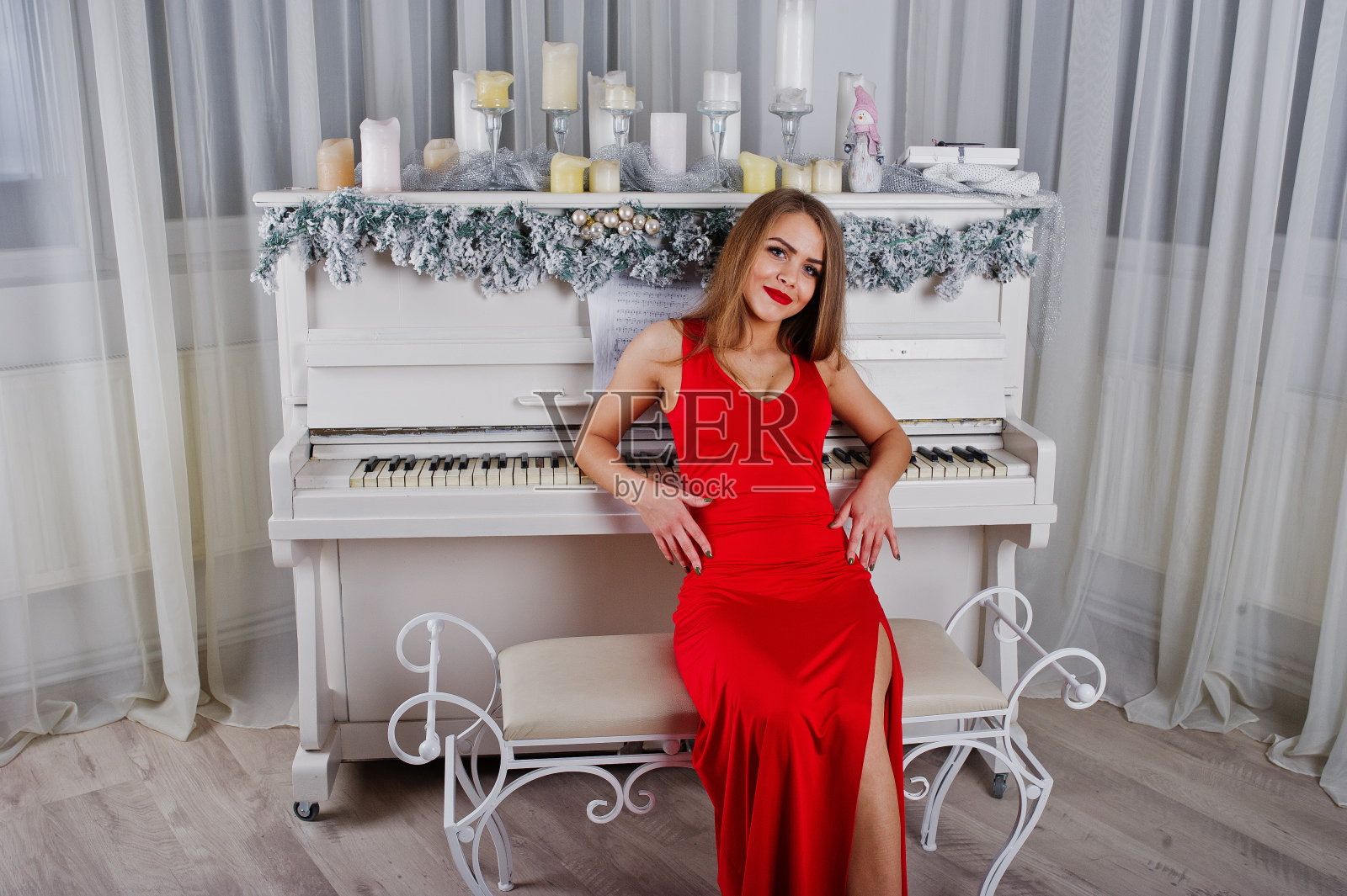 穿着红色长晚礼服的时尚美女照片摄影图片