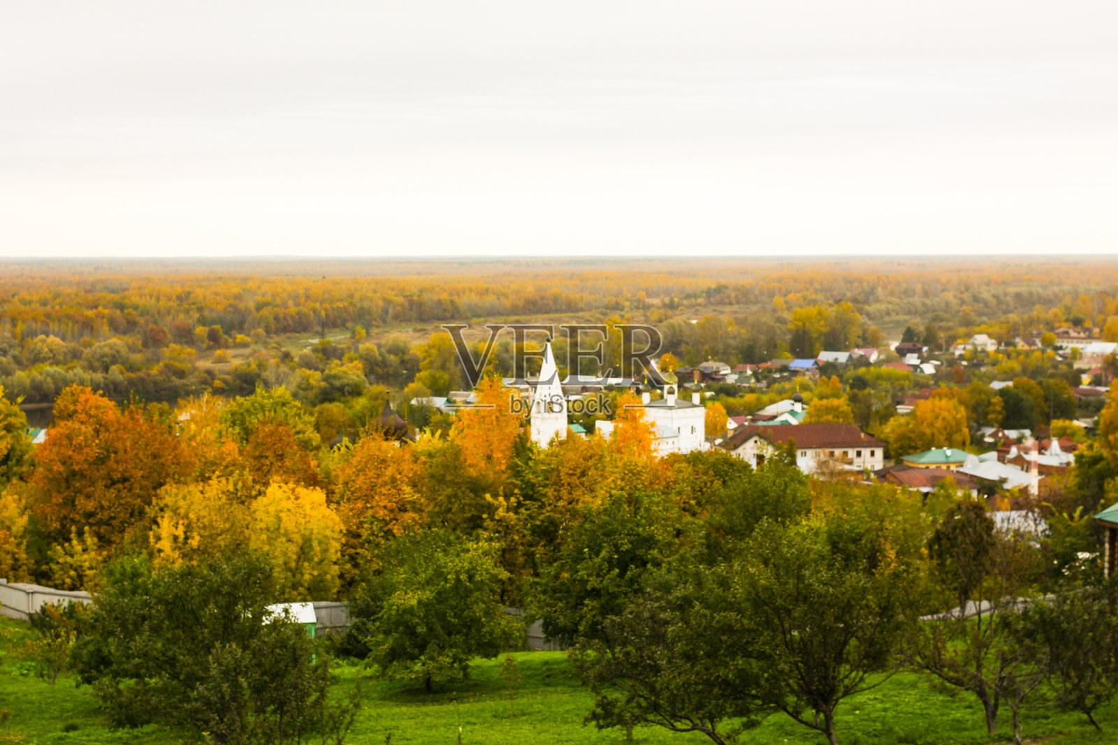 从戈罗霍韦茨的Puzhlova山上的圣尼古拉圣三一修道院(斯维亚托·特罗伊茨·尼古拉修道院)鸟瞰图照片摄影图片