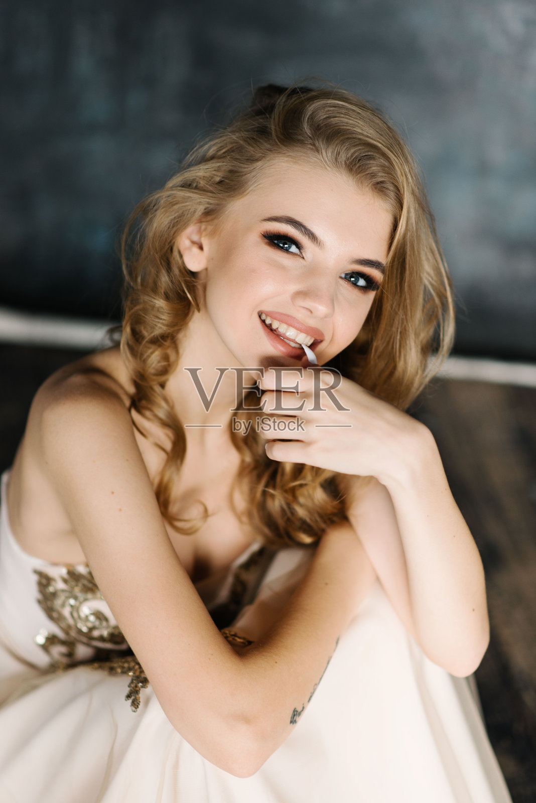 穿着漂亮衣服的年轻女孩照片摄影图片