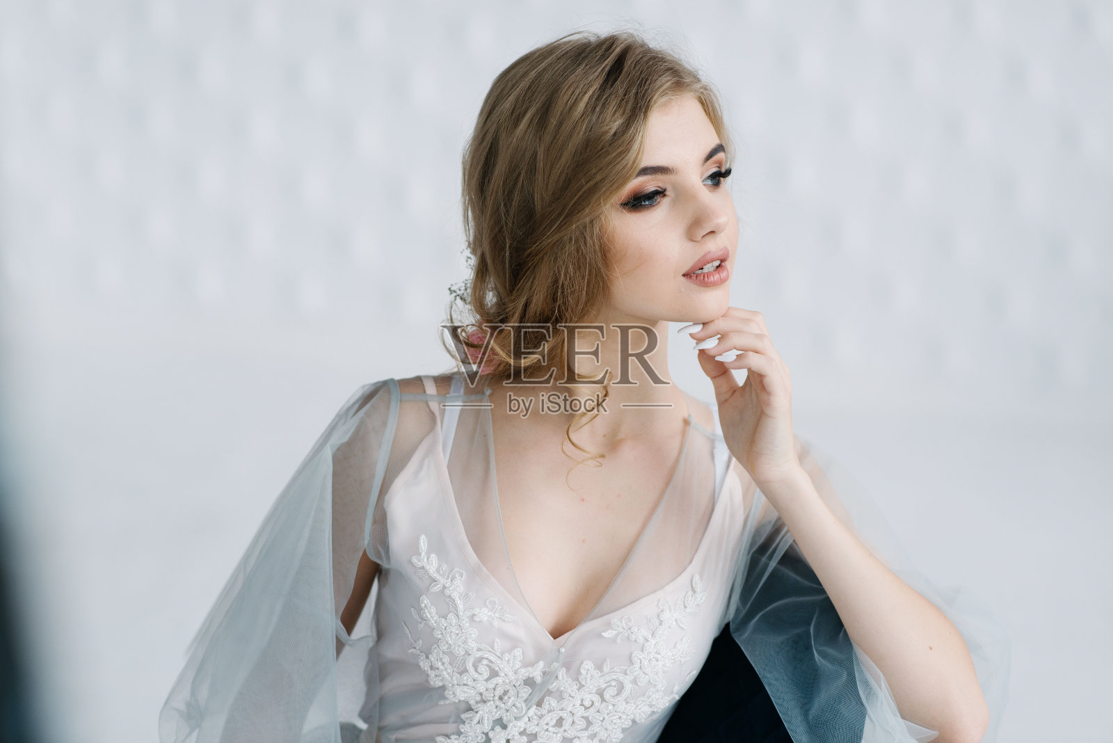 穿着漂亮衣服的年轻女孩照片摄影图片