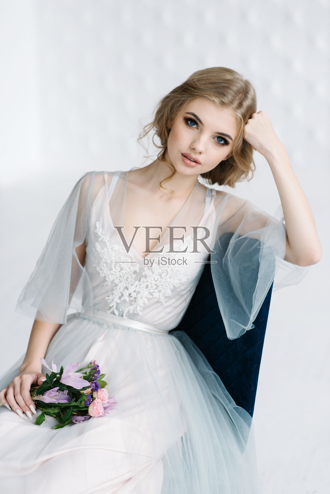 穿着漂亮衣服的年轻女孩照片摄影图片