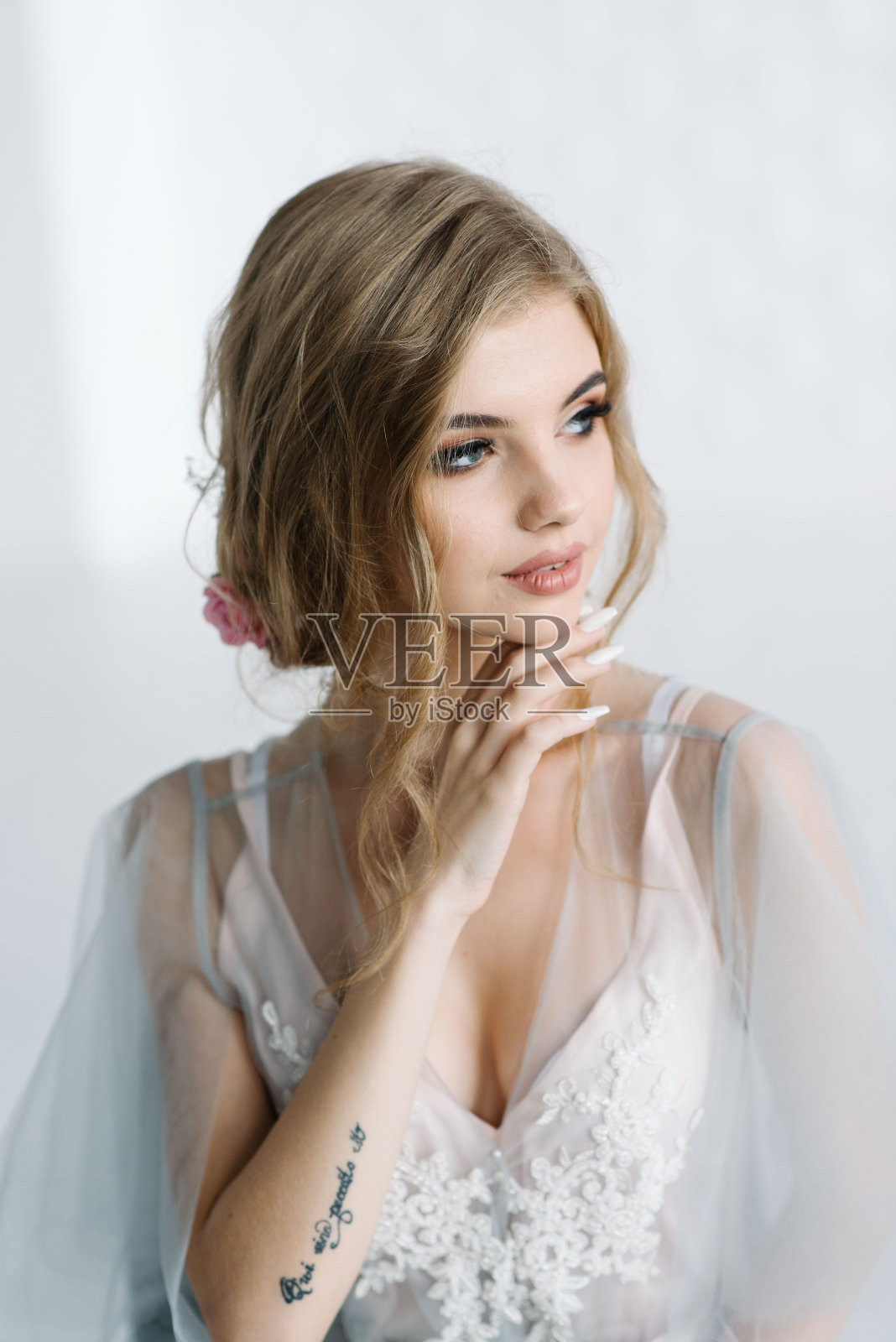 穿着漂亮衣服的年轻女孩照片摄影图片