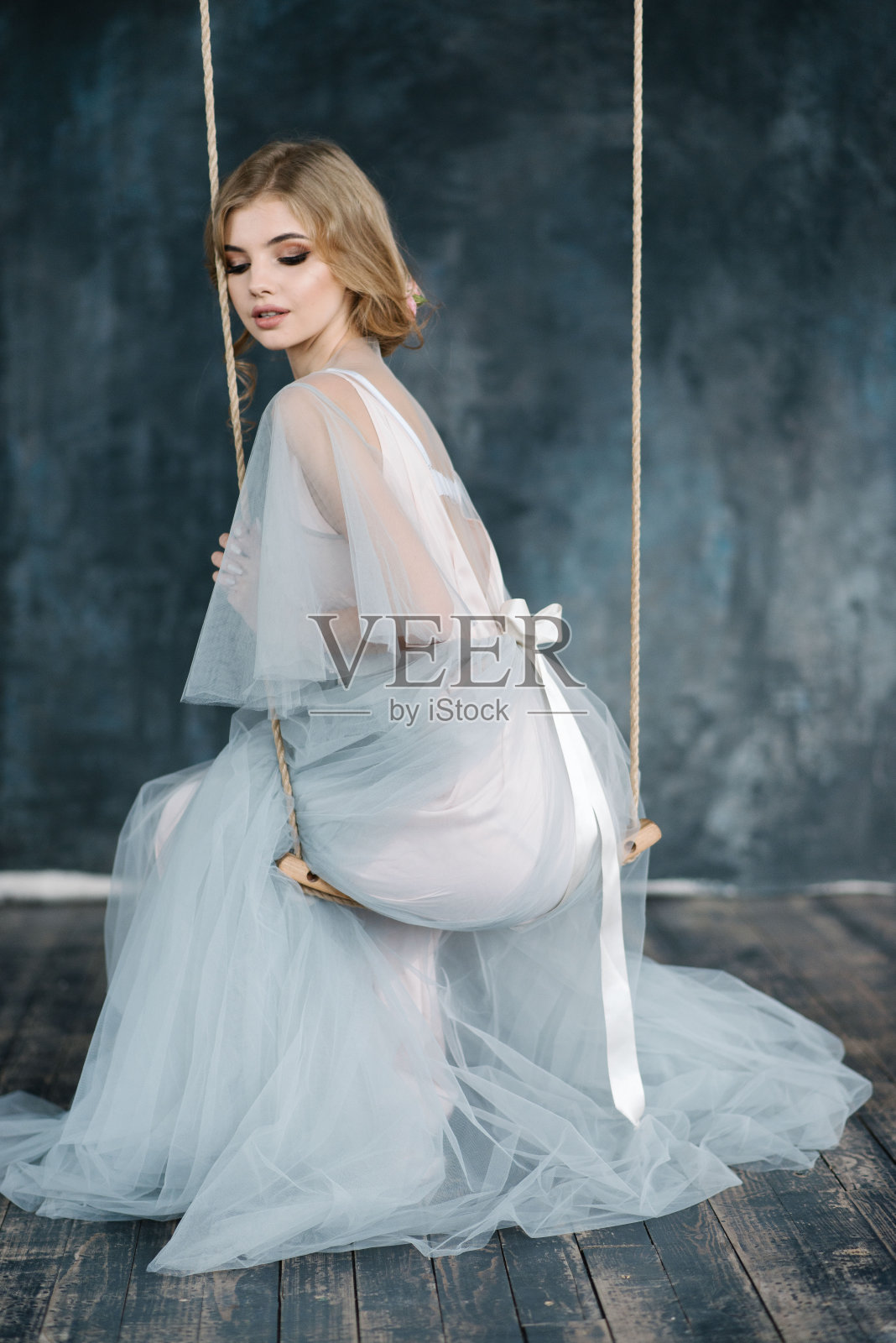 穿着漂亮衣服的年轻女孩照片摄影图片