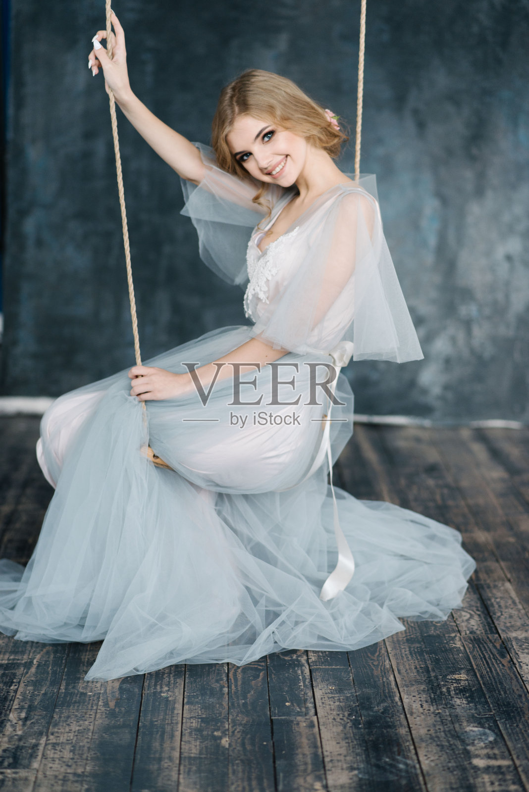 穿着漂亮衣服的年轻女孩照片摄影图片