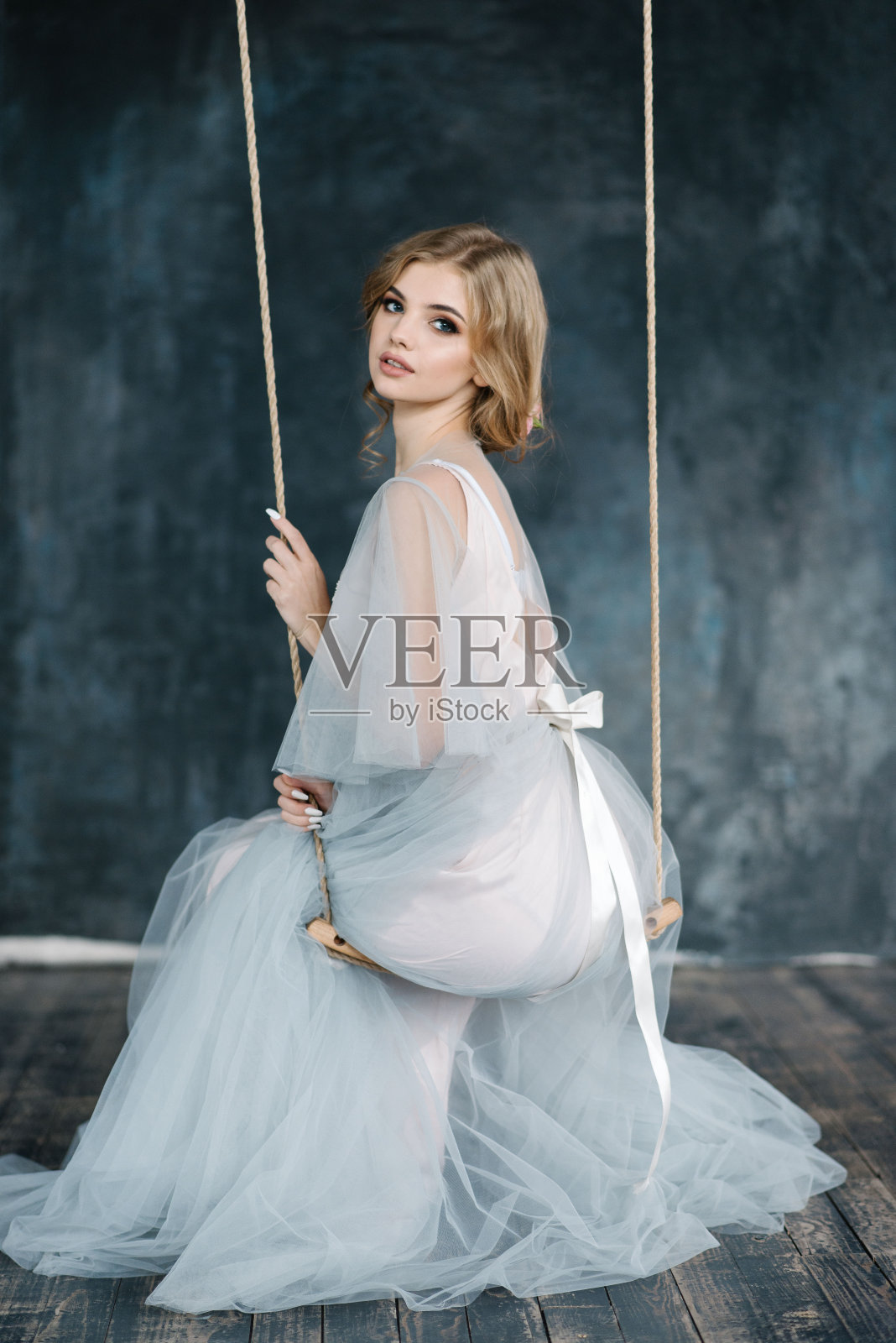 穿着漂亮衣服的年轻女孩照片摄影图片