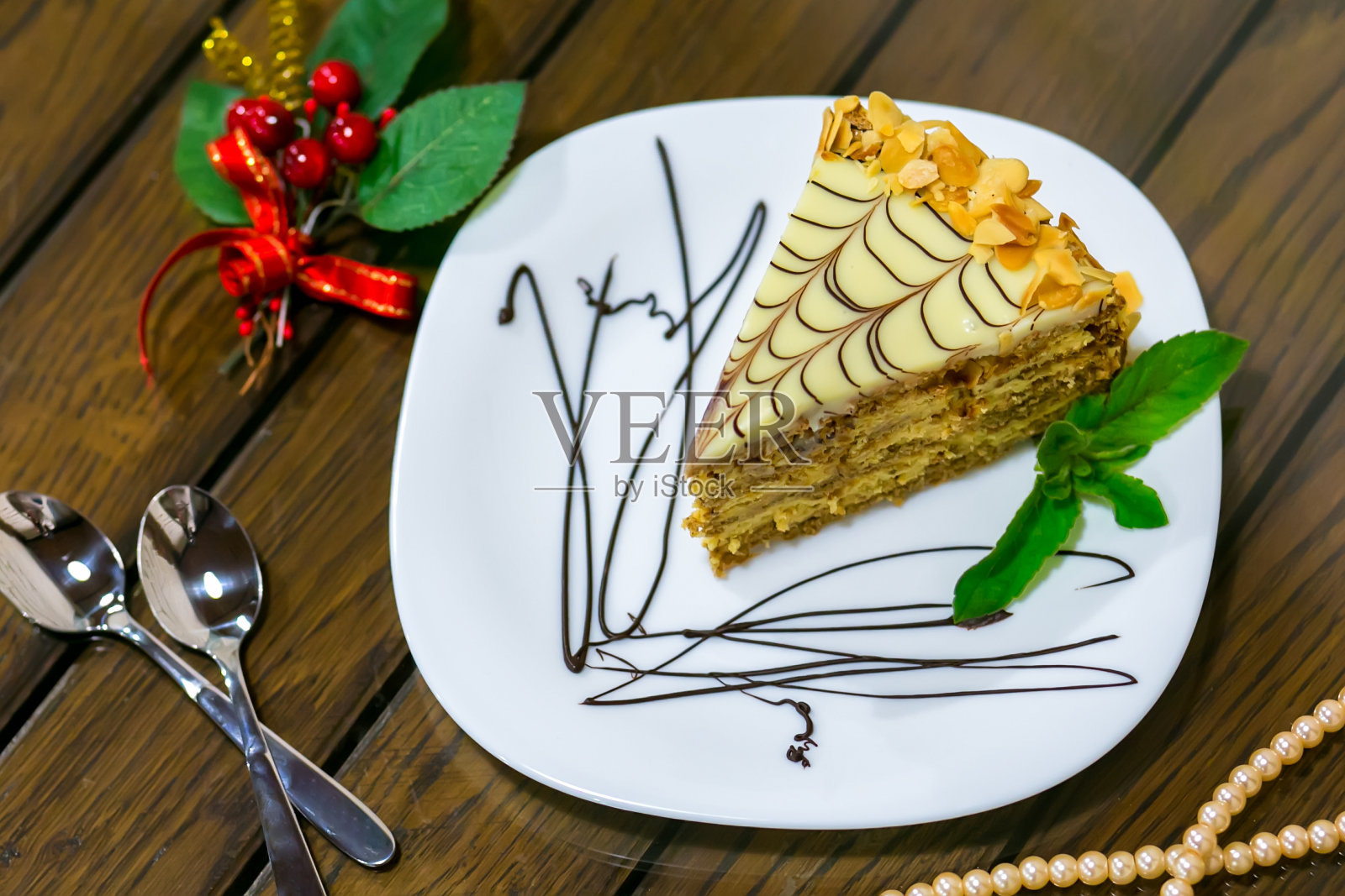 蛋糕和坚果照片摄影图片