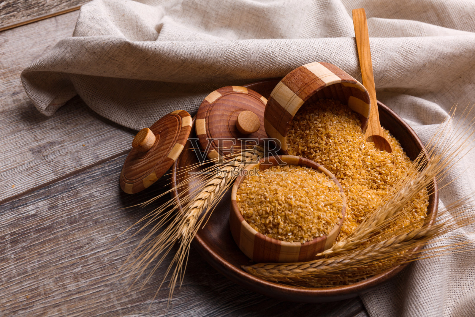 盘子里的小麦粥和麦穗照片摄影图片