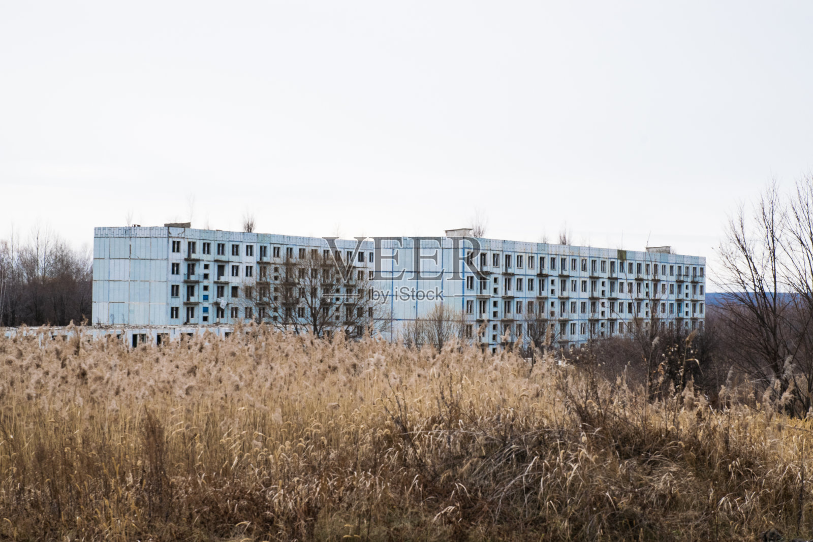 废弃军镇中的破旧多层建筑照片摄影图片